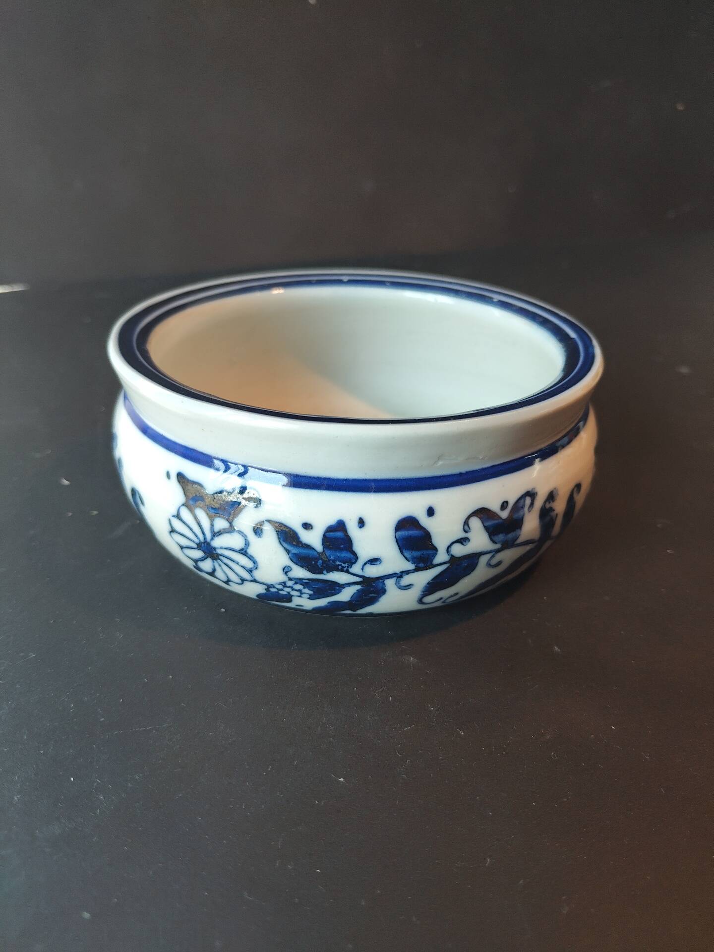 Petite coupe chinoise bleu et blanc à décor floral – XXe siècle