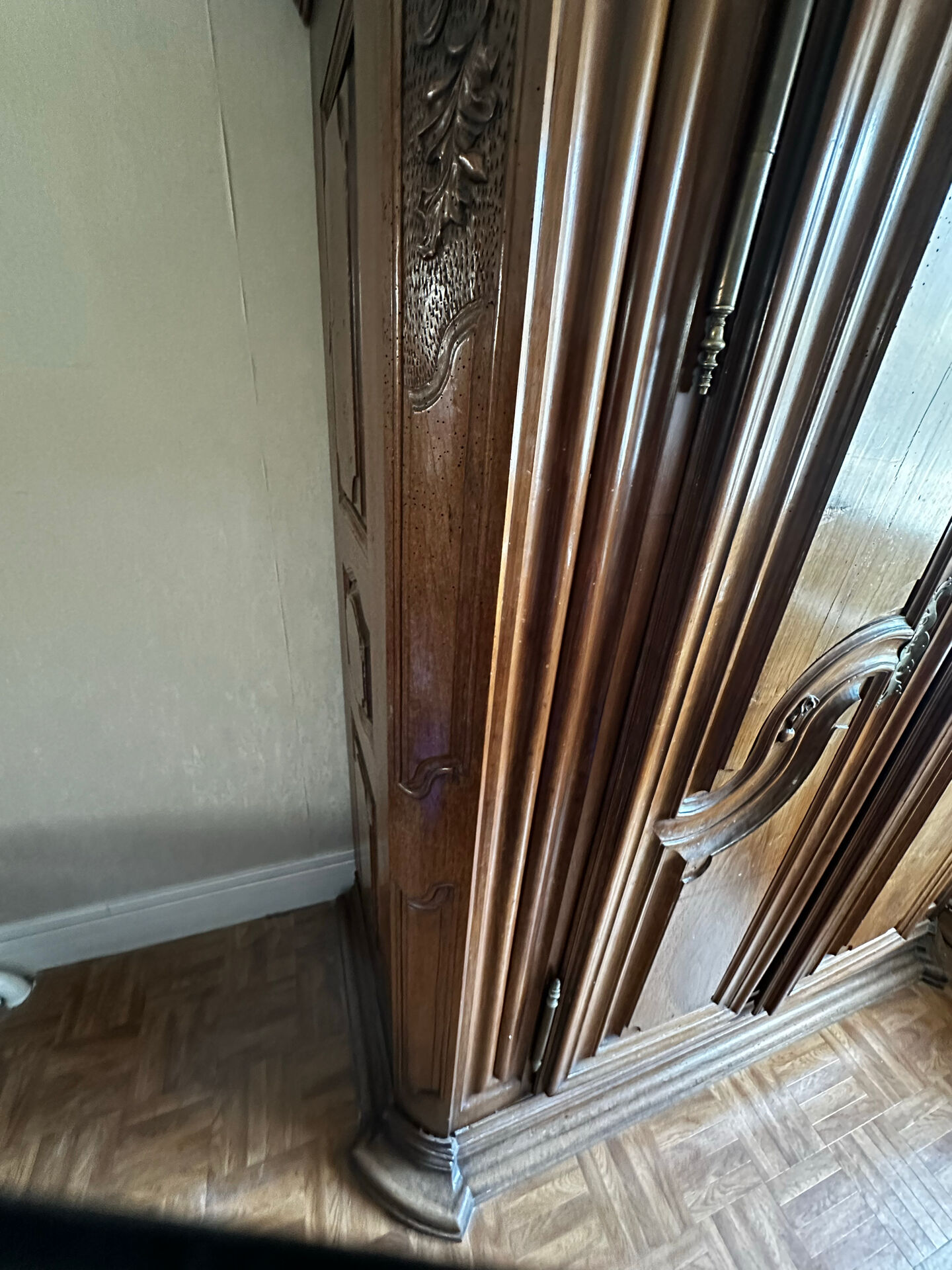 Large Alsatian Louis XV wardrobe in solid walnut – 18th century
