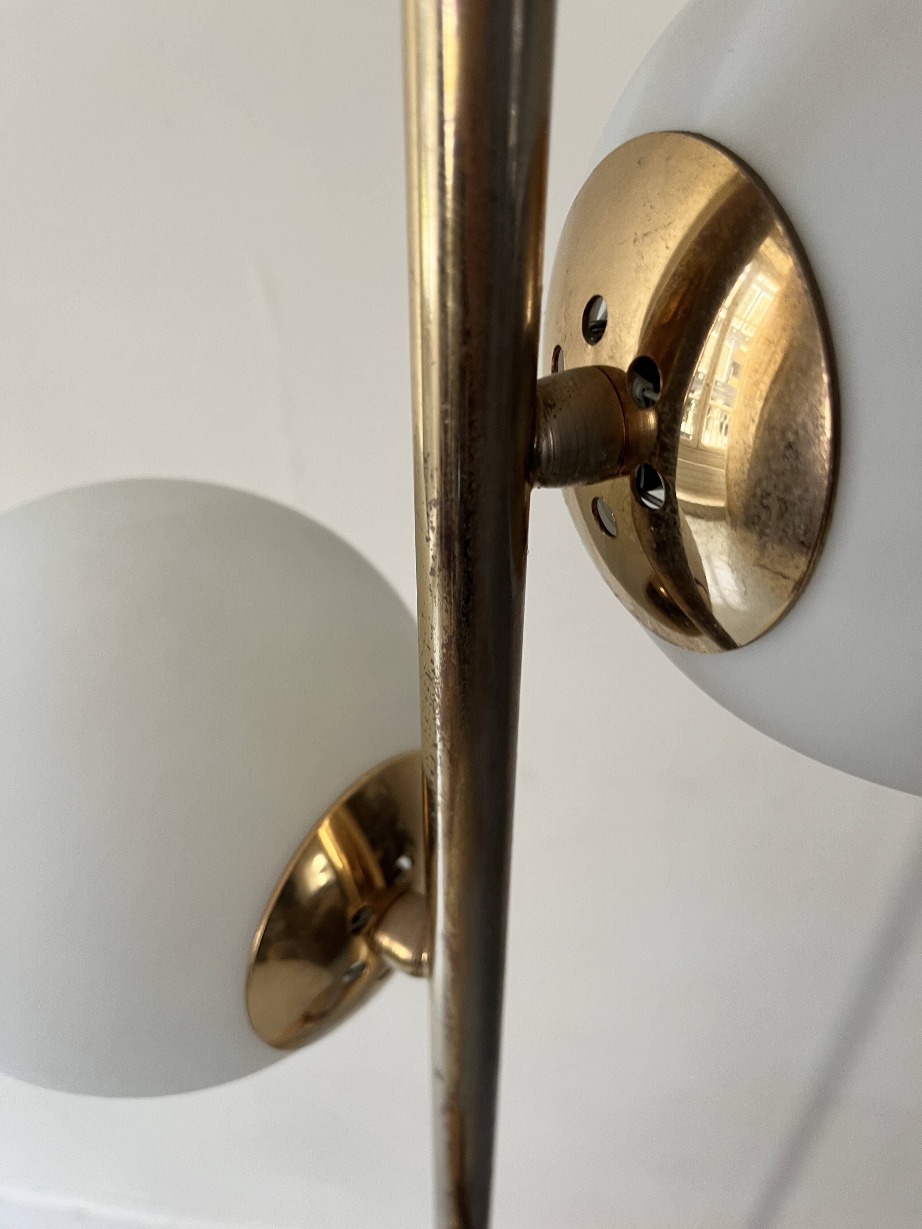 Cluster floor lamp with 3 spherical lamps in gold metal and white glass
