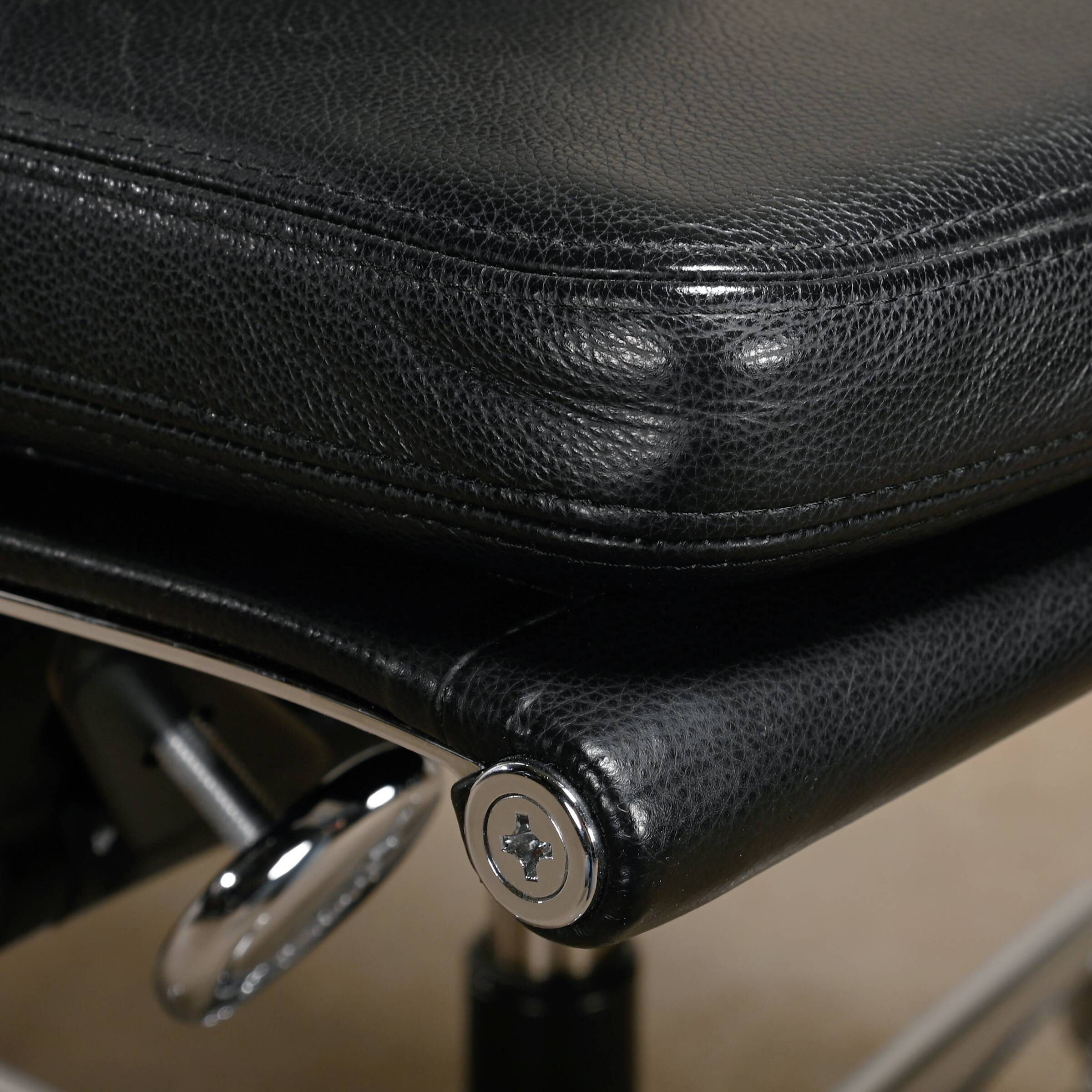 Charles & Ray Eames EA217 Office Chair in Chrome and Black leather, Vitra