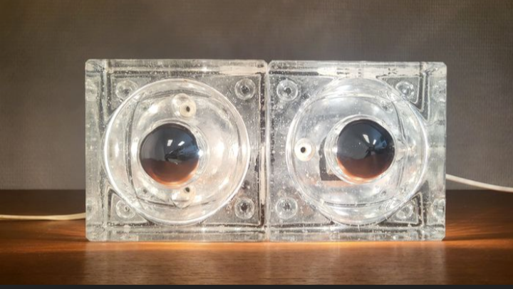 Deux appliques en verre coulé