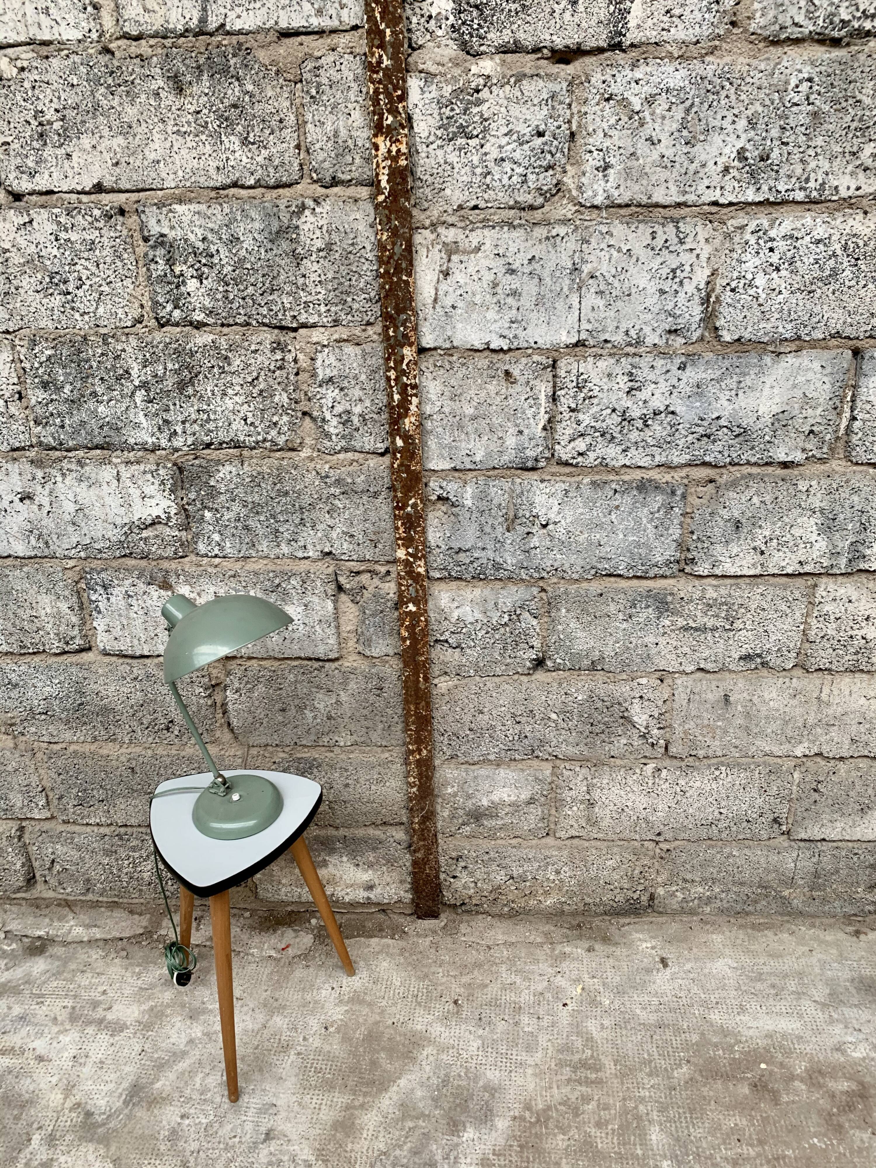 Tabouret formica Triangular healer small grey coffee table vintage tripod door plant