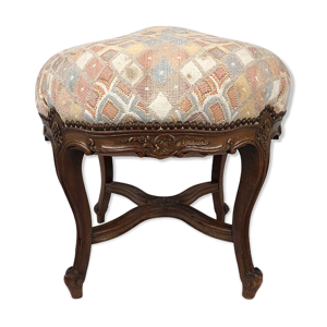 Tabouret en noyer sculpté