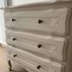 Commode blanc plume