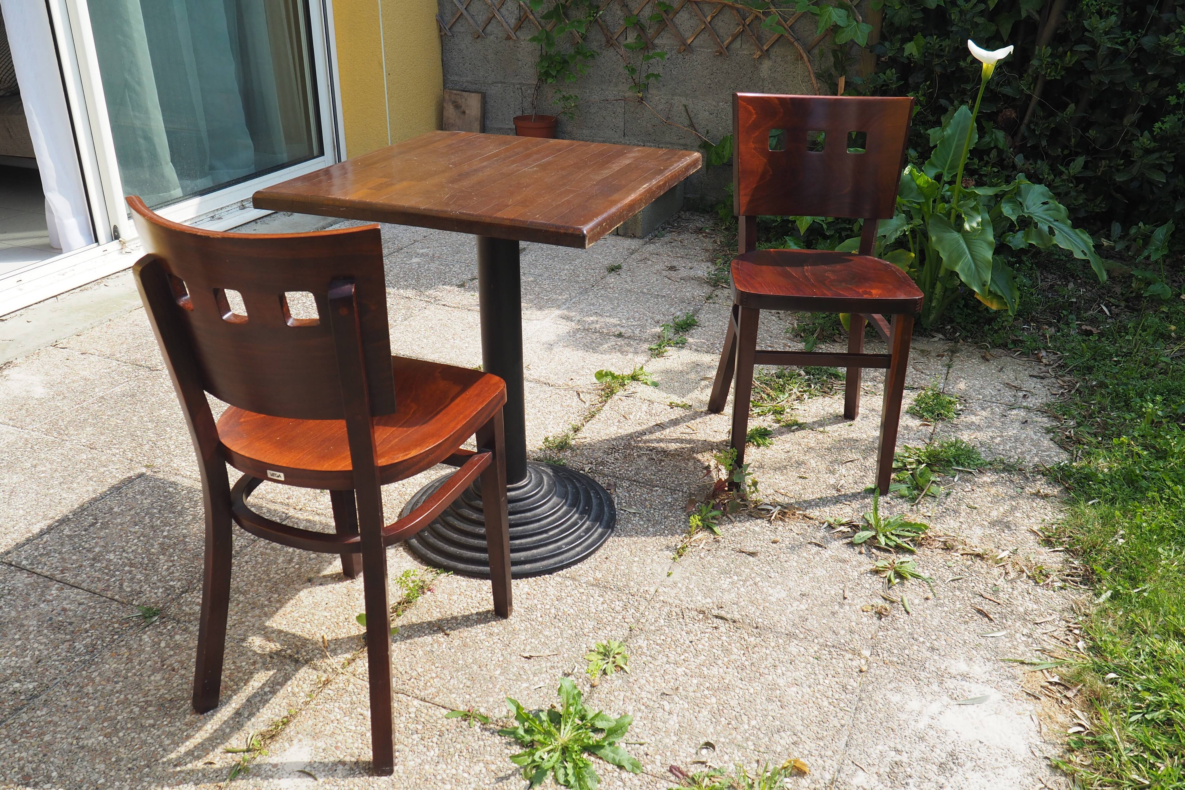 Bistro table and its two chairs