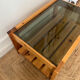 Table basse pin et verre fumé vintage