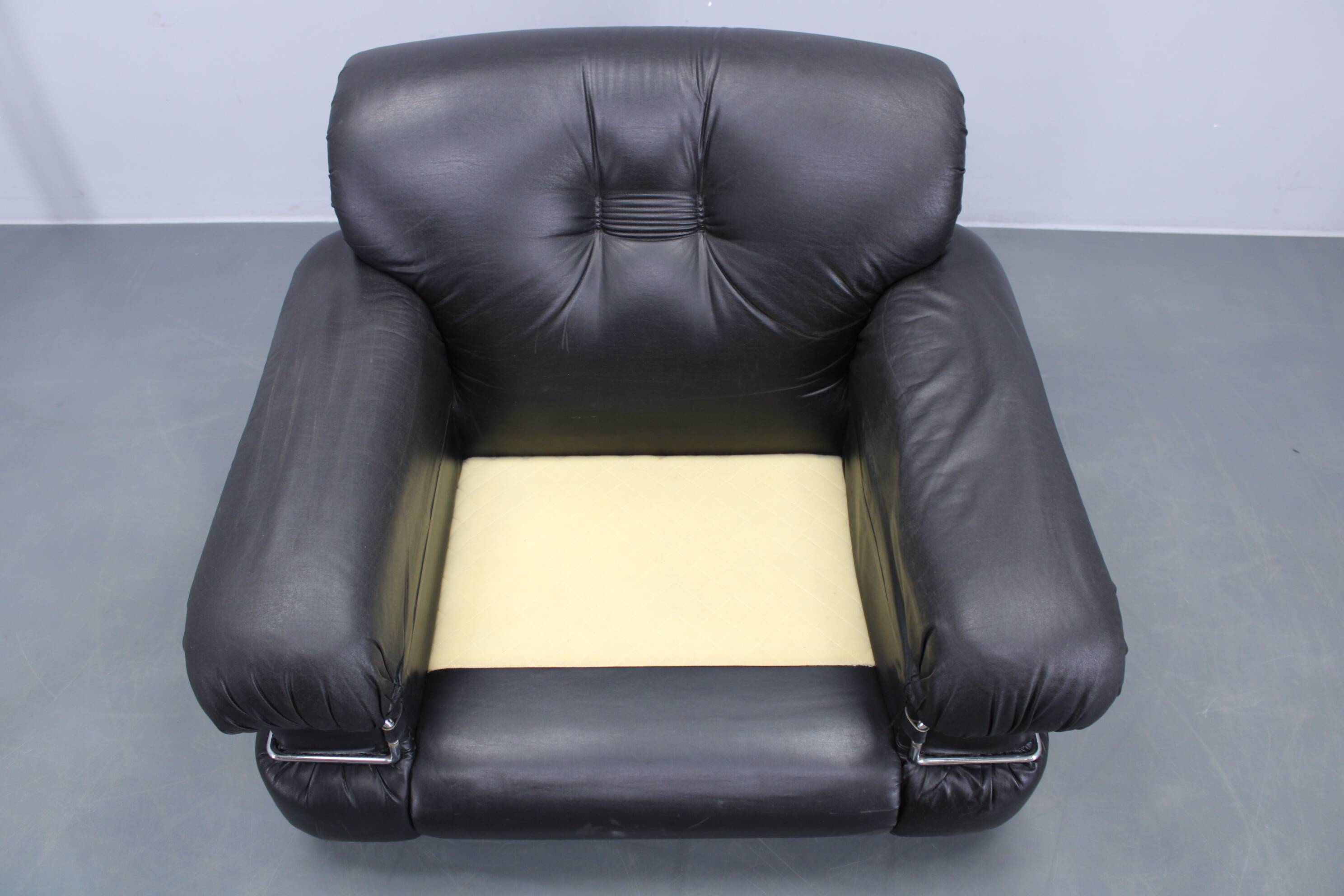 Fauteuil Pompon italien des années 1970 en similicuir noir, signé Ceriotti