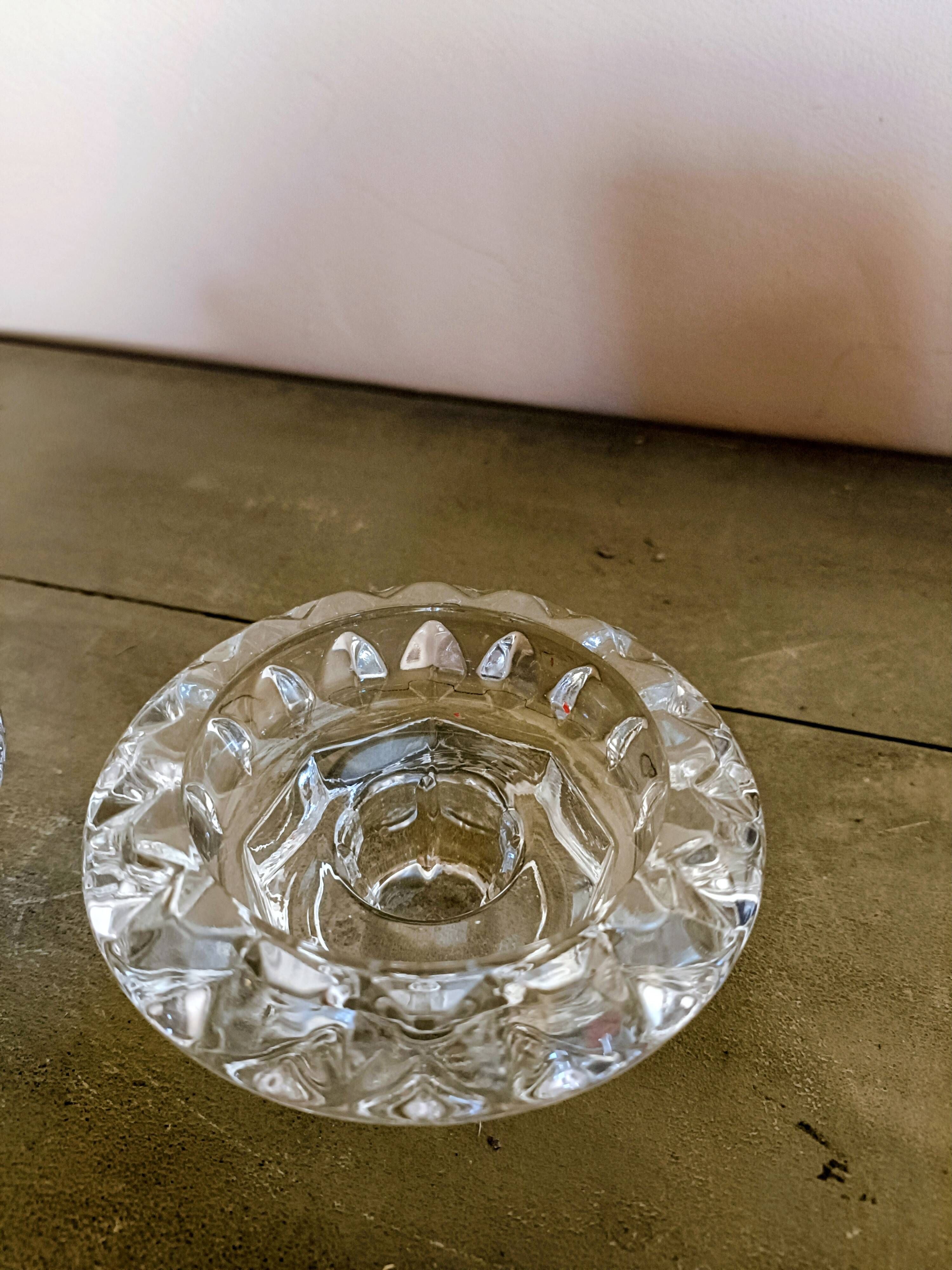 Lot de 2 bougeoirs en verre moulé