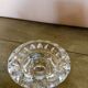 Lot de 2 bougeoirs en verre moulé