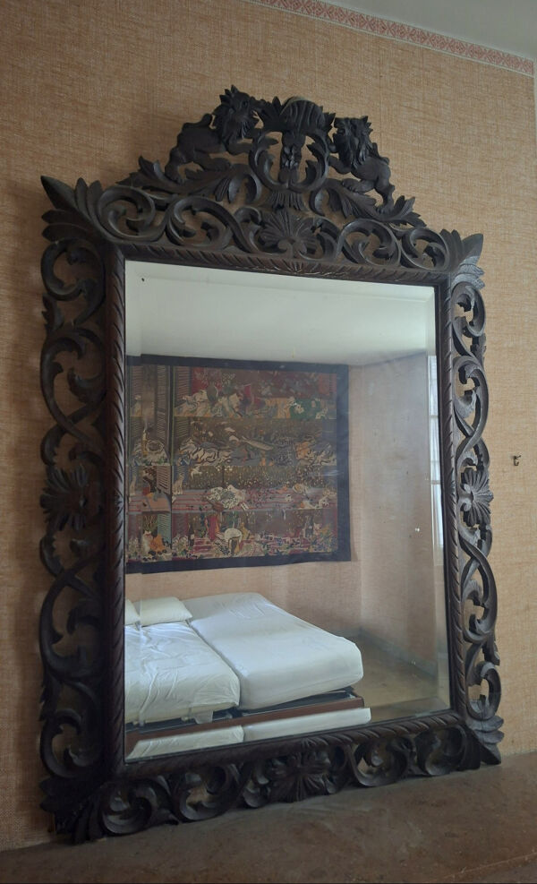 Grand miroir à fronton ajouré en bois sculpté – Fin XIXe siècle