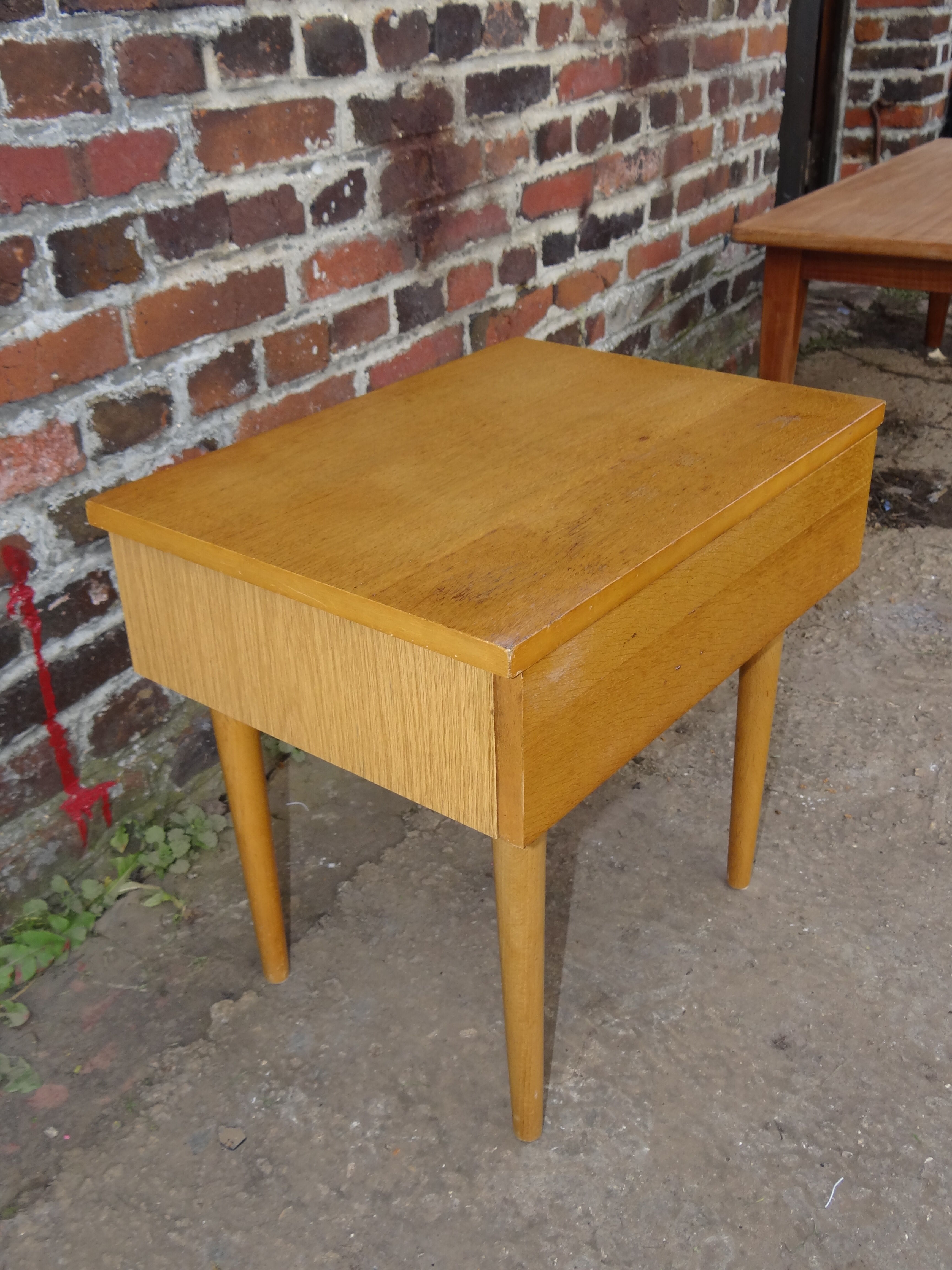 Chevet 1960 light wood feet spindle
