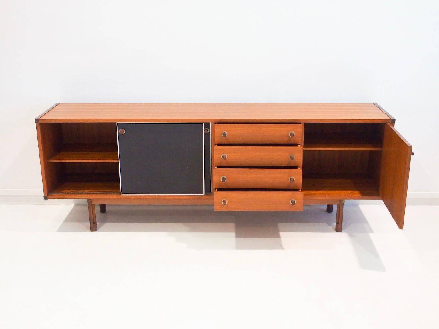 Enfilade en bois avec portes noires par George Coslin
