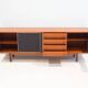 Enfilade en bois avec portes noires par George Coslin