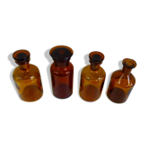 Lot de 4 flacons de pharmacie anciens en verre ambré