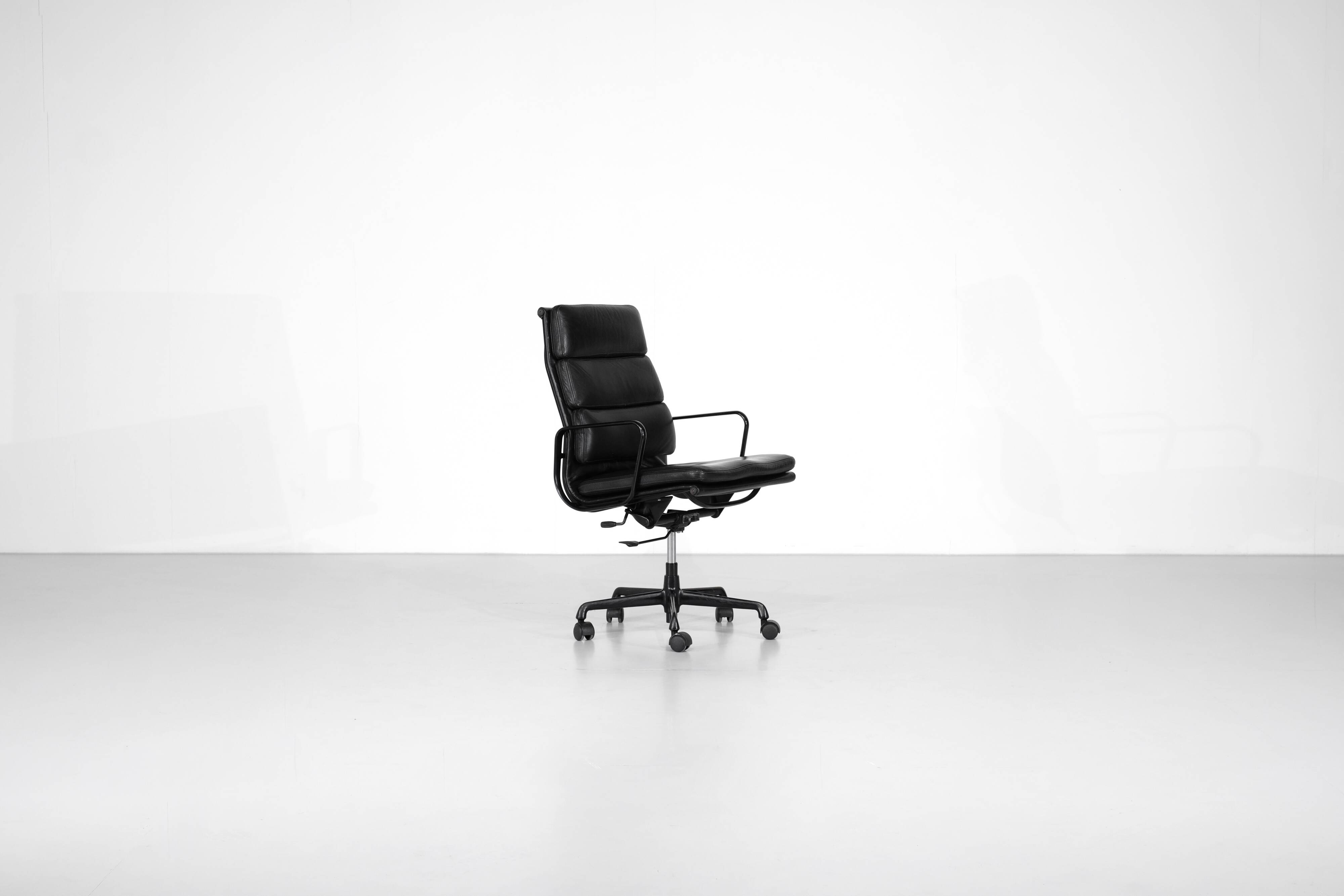 Soft Pad Chair "EA 219" Charles Ray Eames, USA 1969.