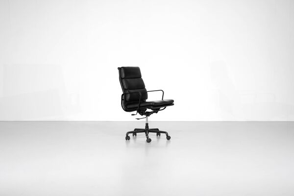 Fauteuil Soft Pad Chair ''EA 219'' Charles Ray Eames, USA 1969.