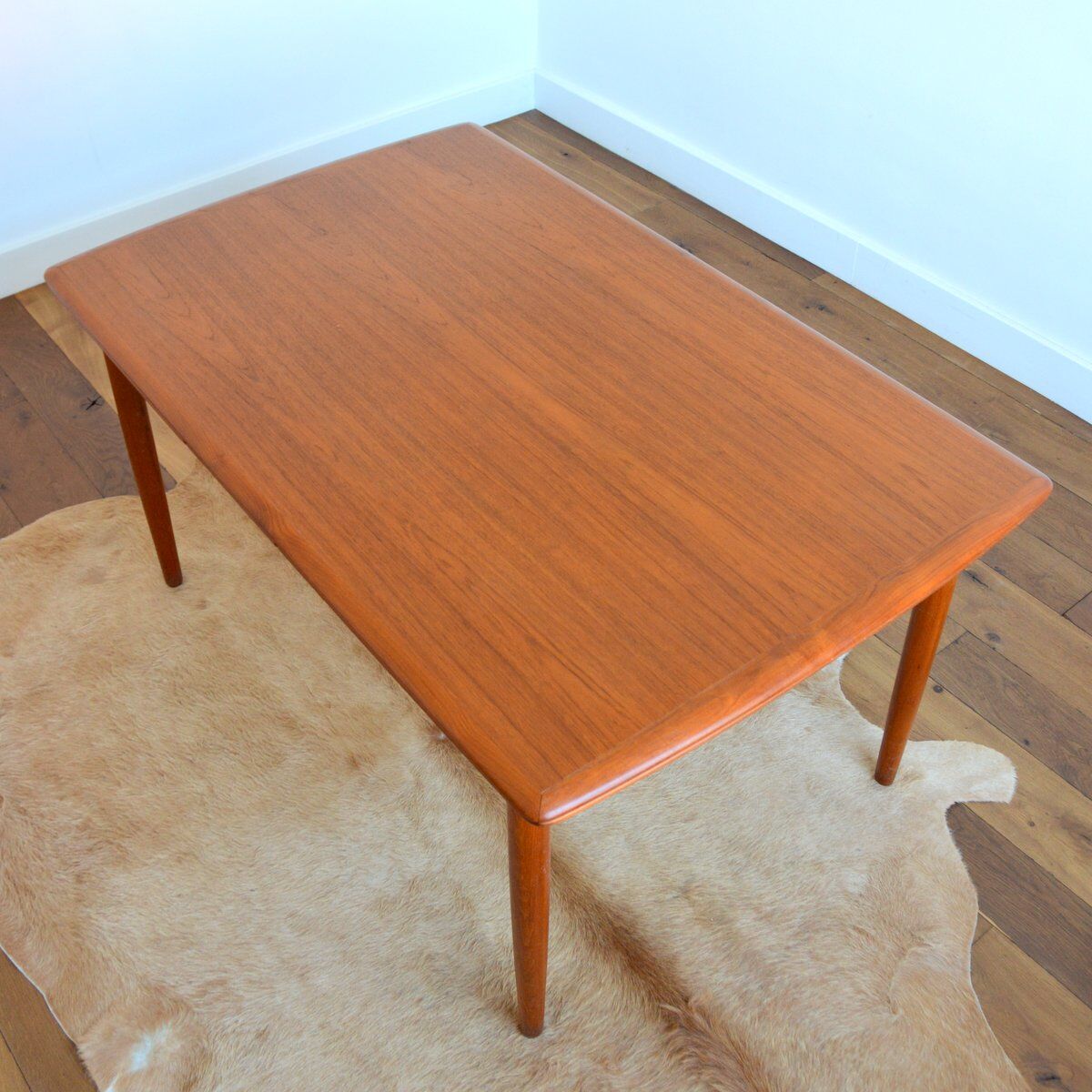 Scandinavian dining table with 1960s extensions (6 to 12 people)