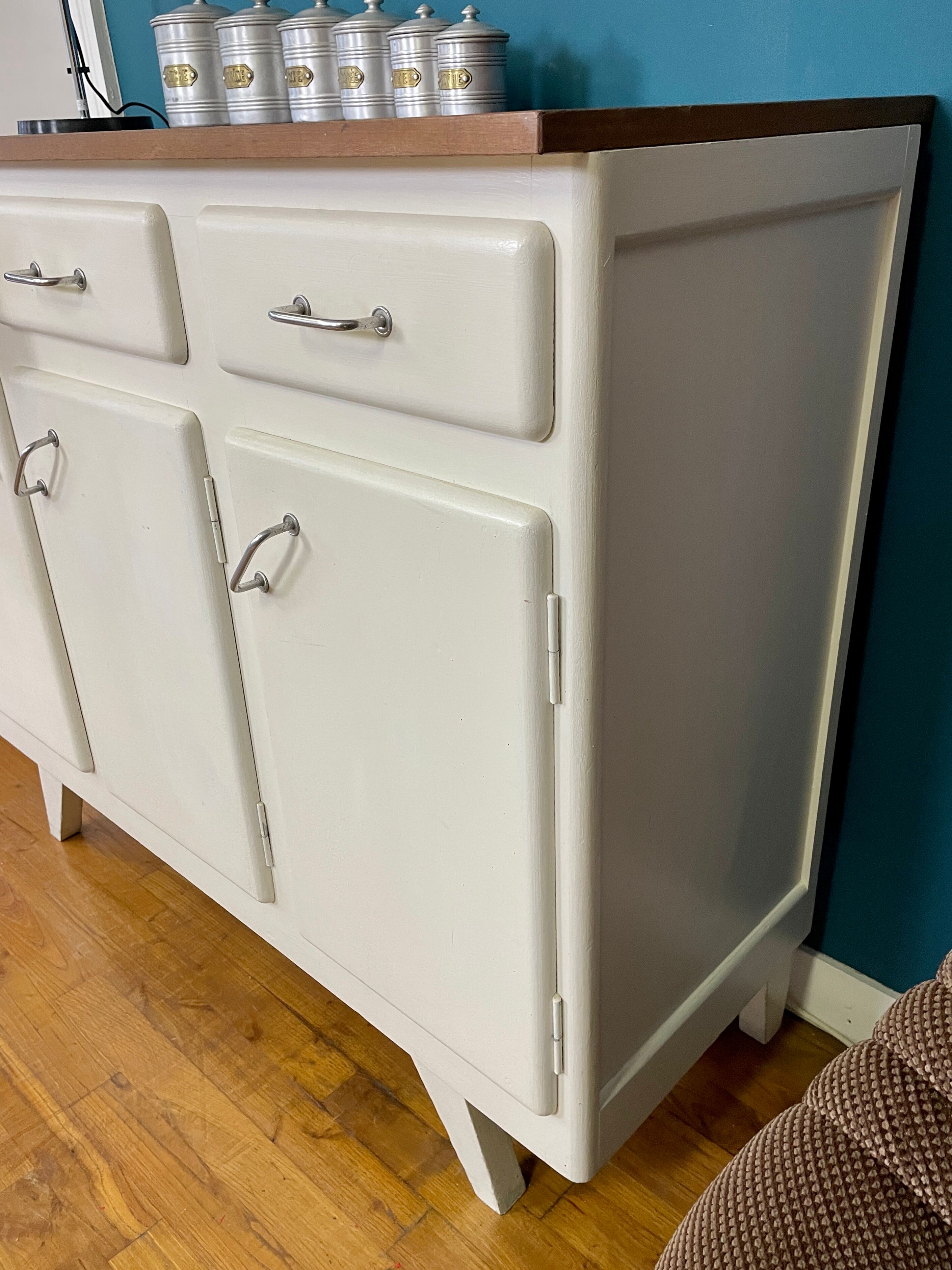 Buffet Mado low on feet compass