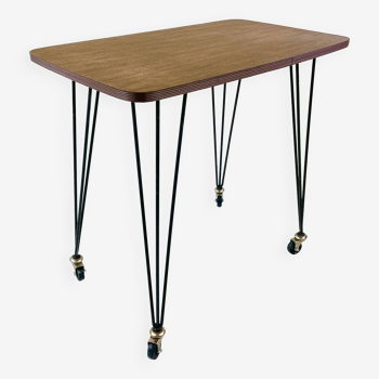 Table sur roulettes, plateau stratifié et pieds Eiffel métalliques, circa 1950