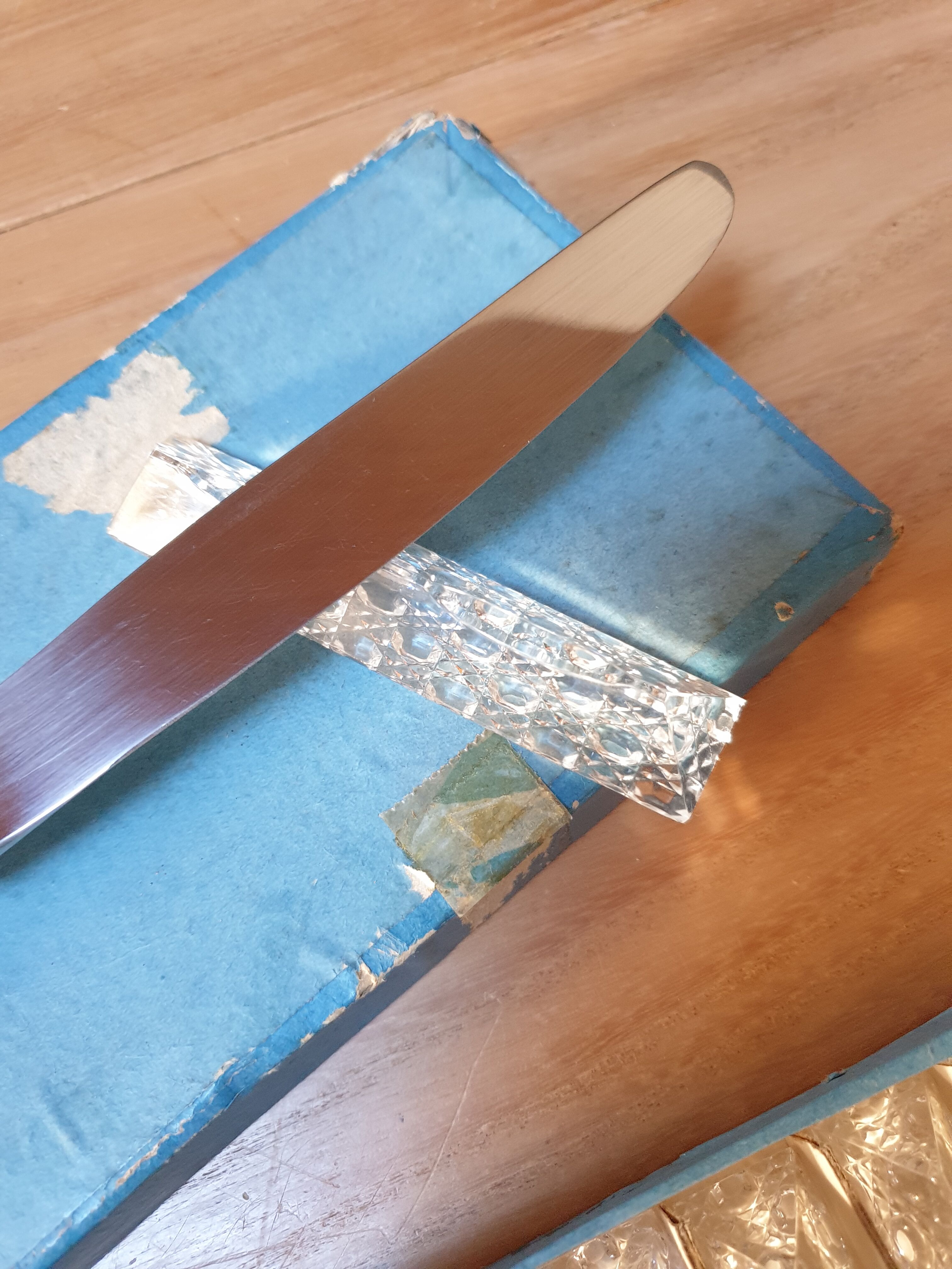 Crystal knife holder