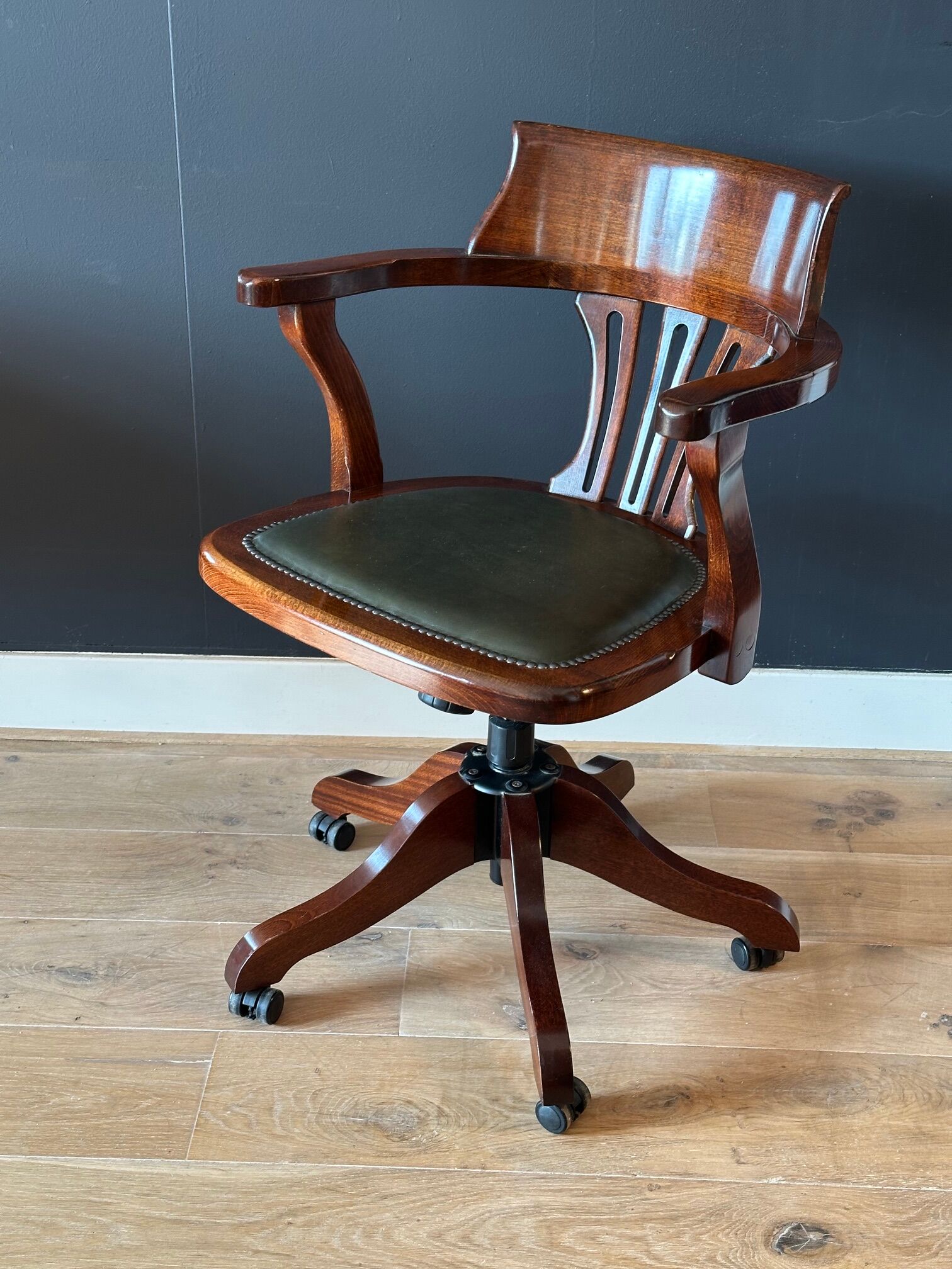 Classic office chair