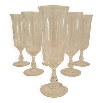 Champagne glasses in chiseled glass