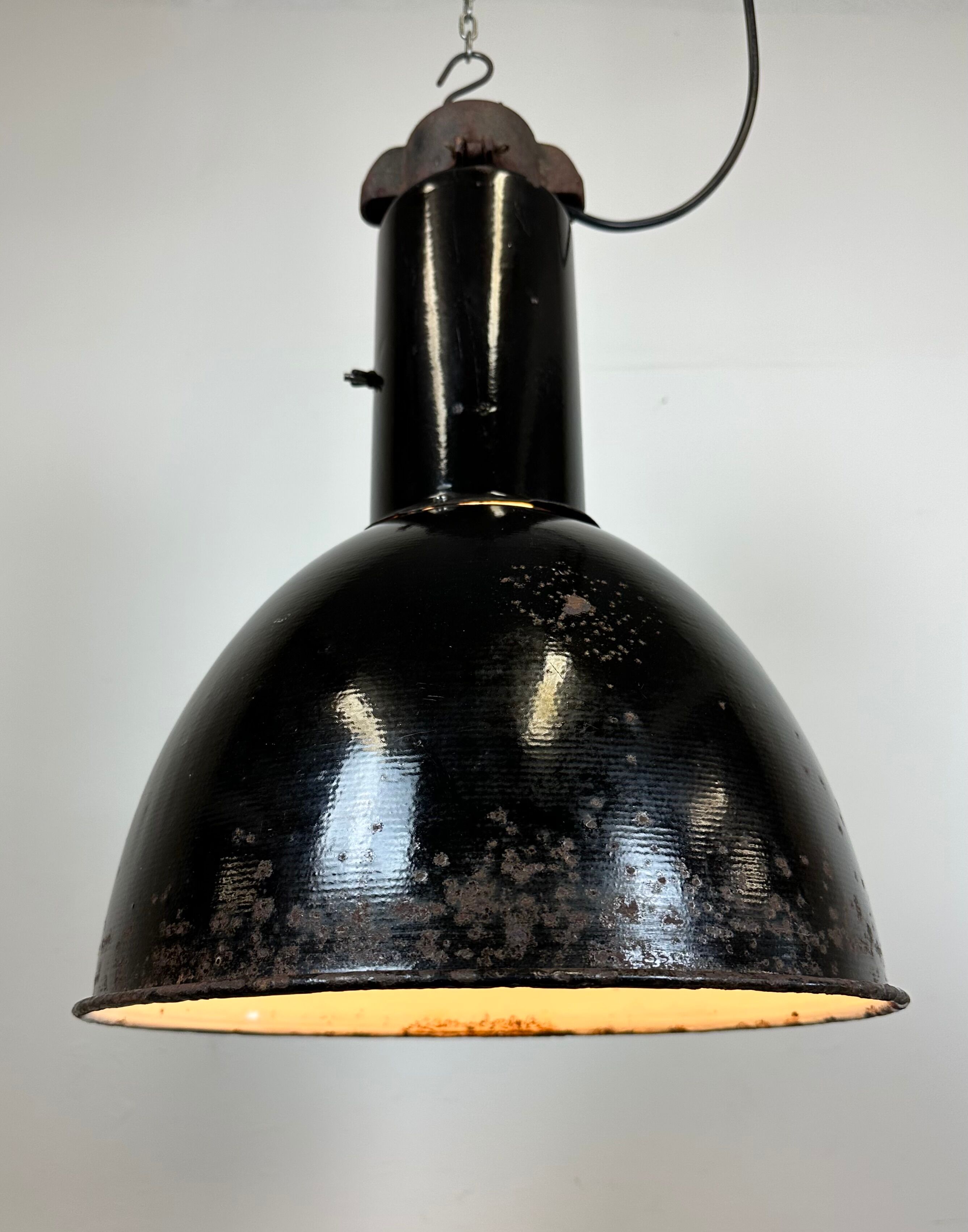 Rusty Industrial Bauhaus Black Enamel Pendant Lamp, 1930s