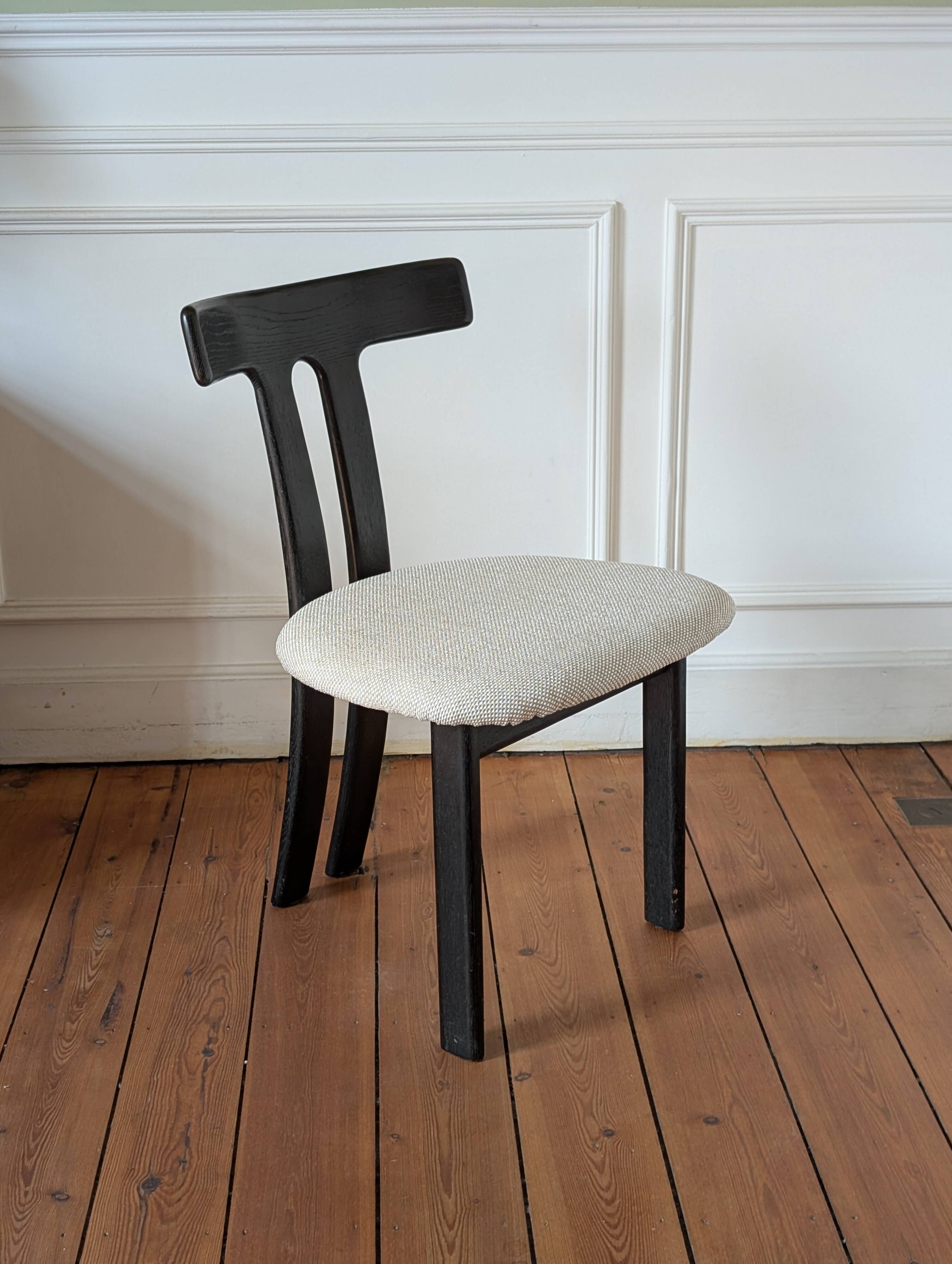 Set of 4 Oak "T-Shape" dining chairs