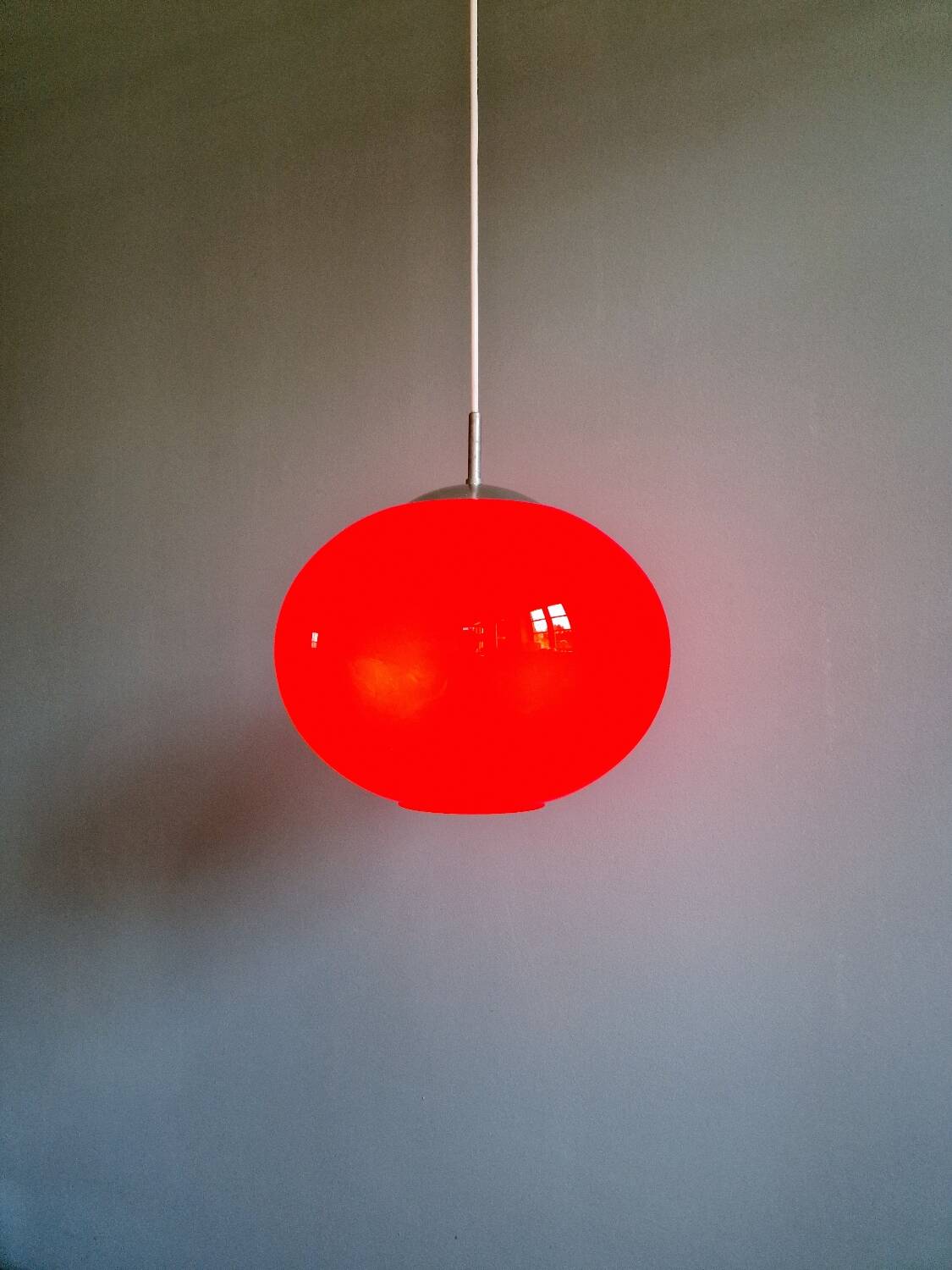 Grande suspension Space Age en opaline rouge, années 1960-70