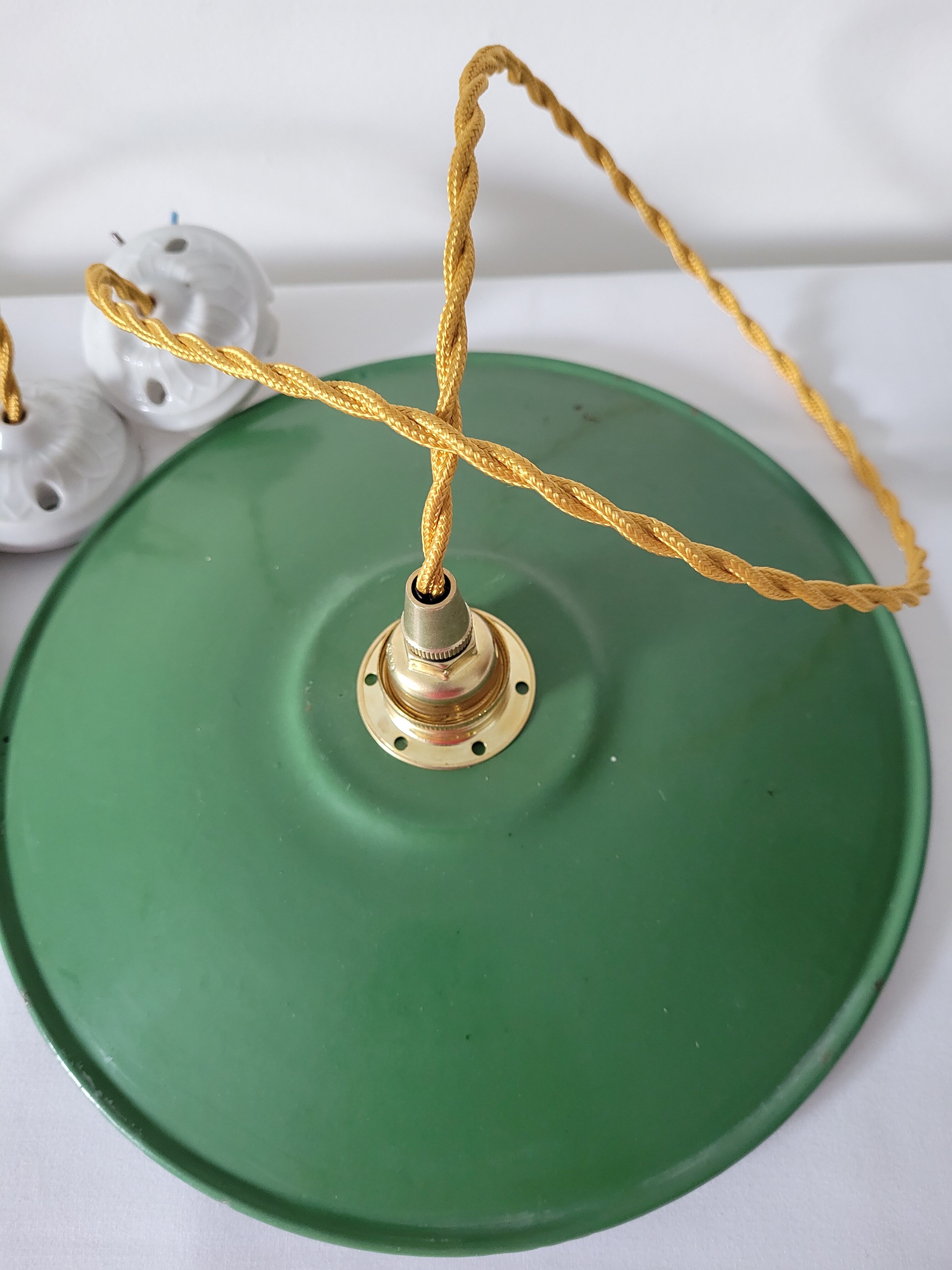 Pair of enamelled suspensions