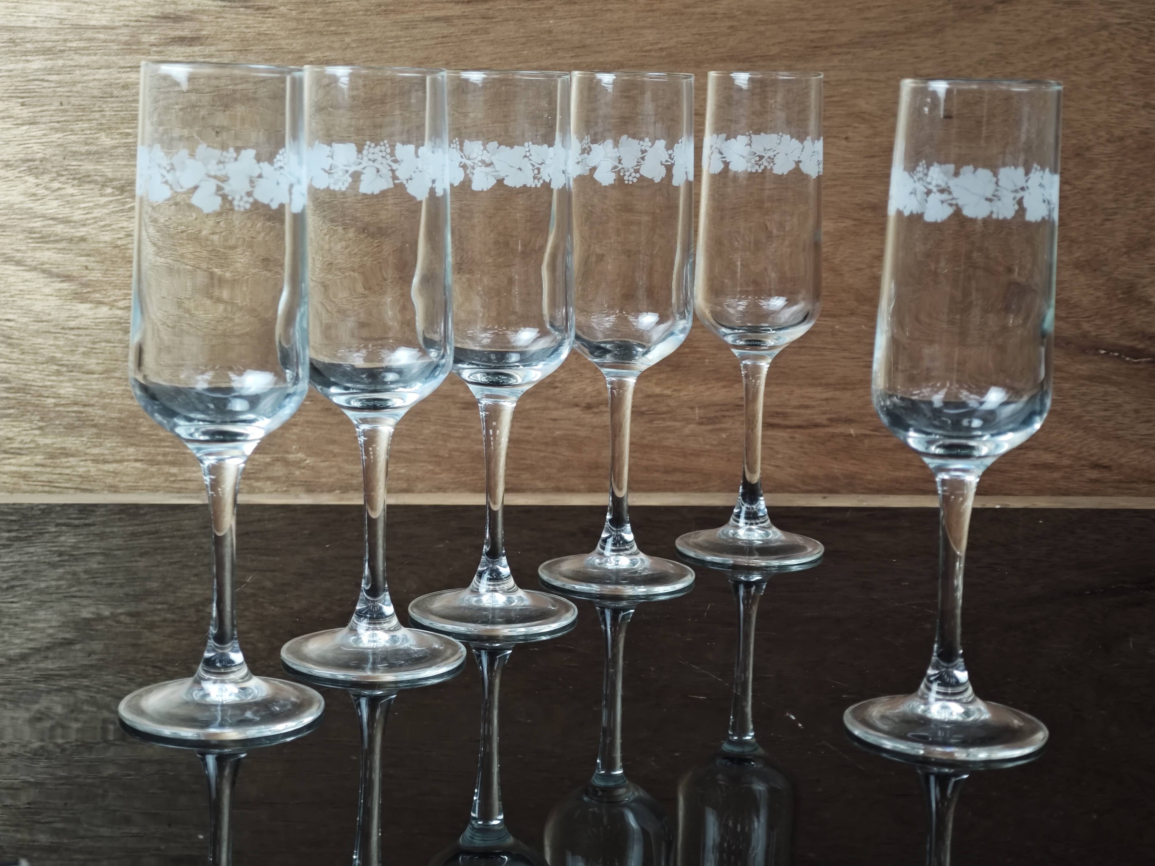 Set of 6 Luminarc Gourmet "Grabè" champagne flutes.