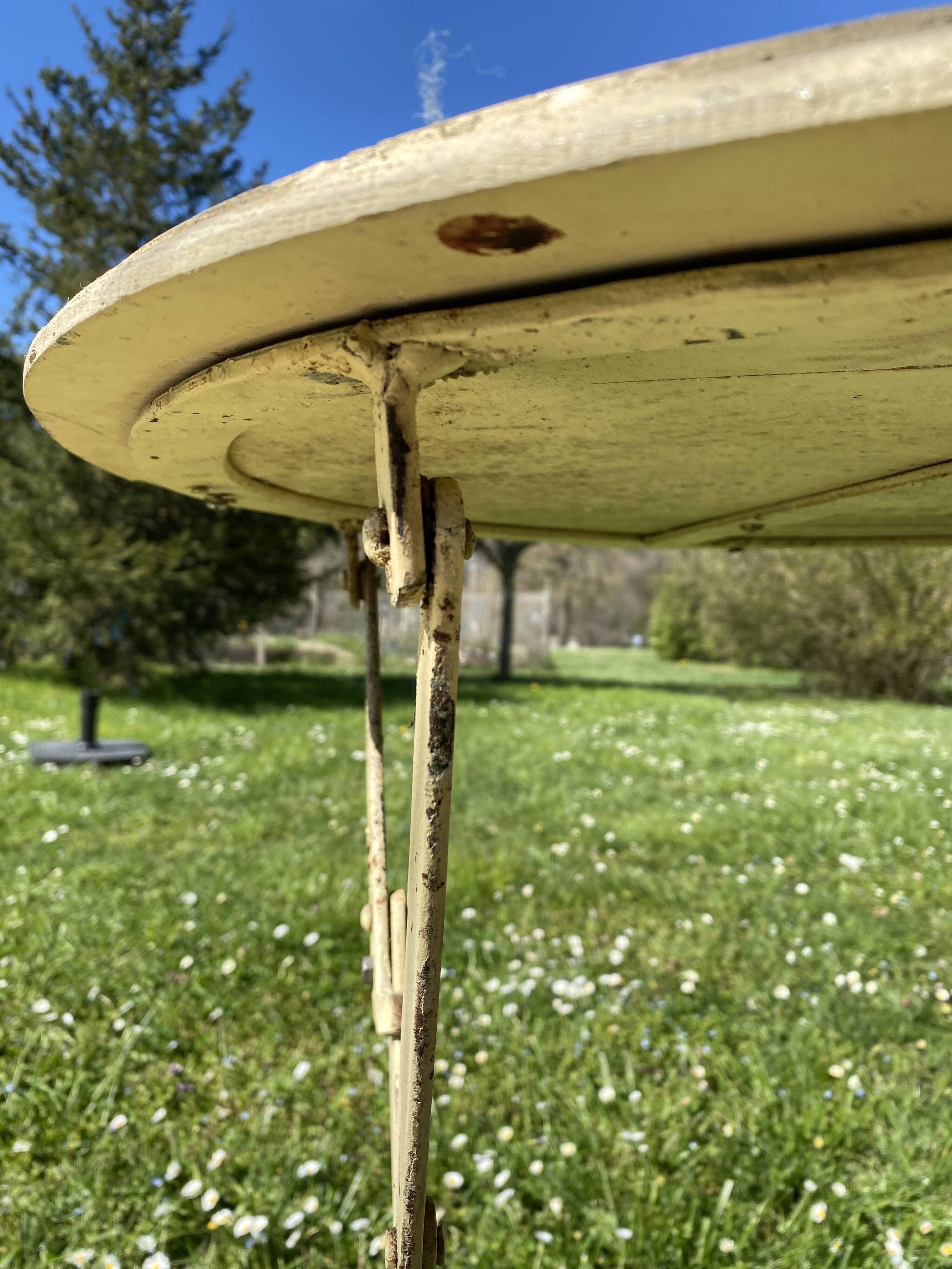 Table et 2 chaises de jardin en métal et bois beige marquées "Bistrot Paris"