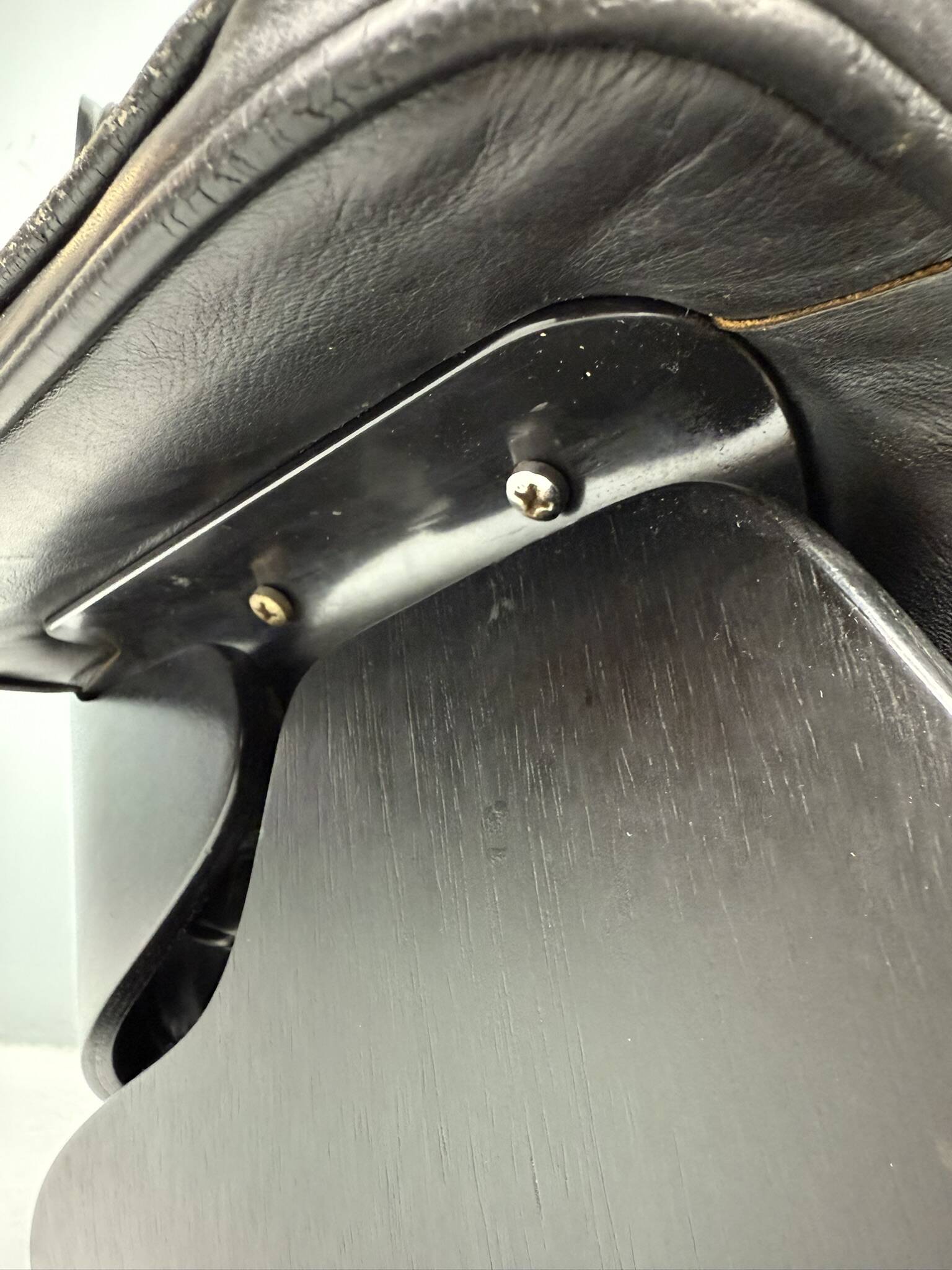 Chaise longue Eames entièrement noire par Herman Miller, années 1970.