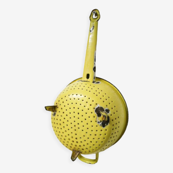 Enamelled strainer with handle