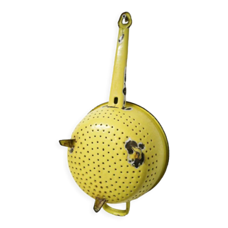 Enamelled strainer with handle