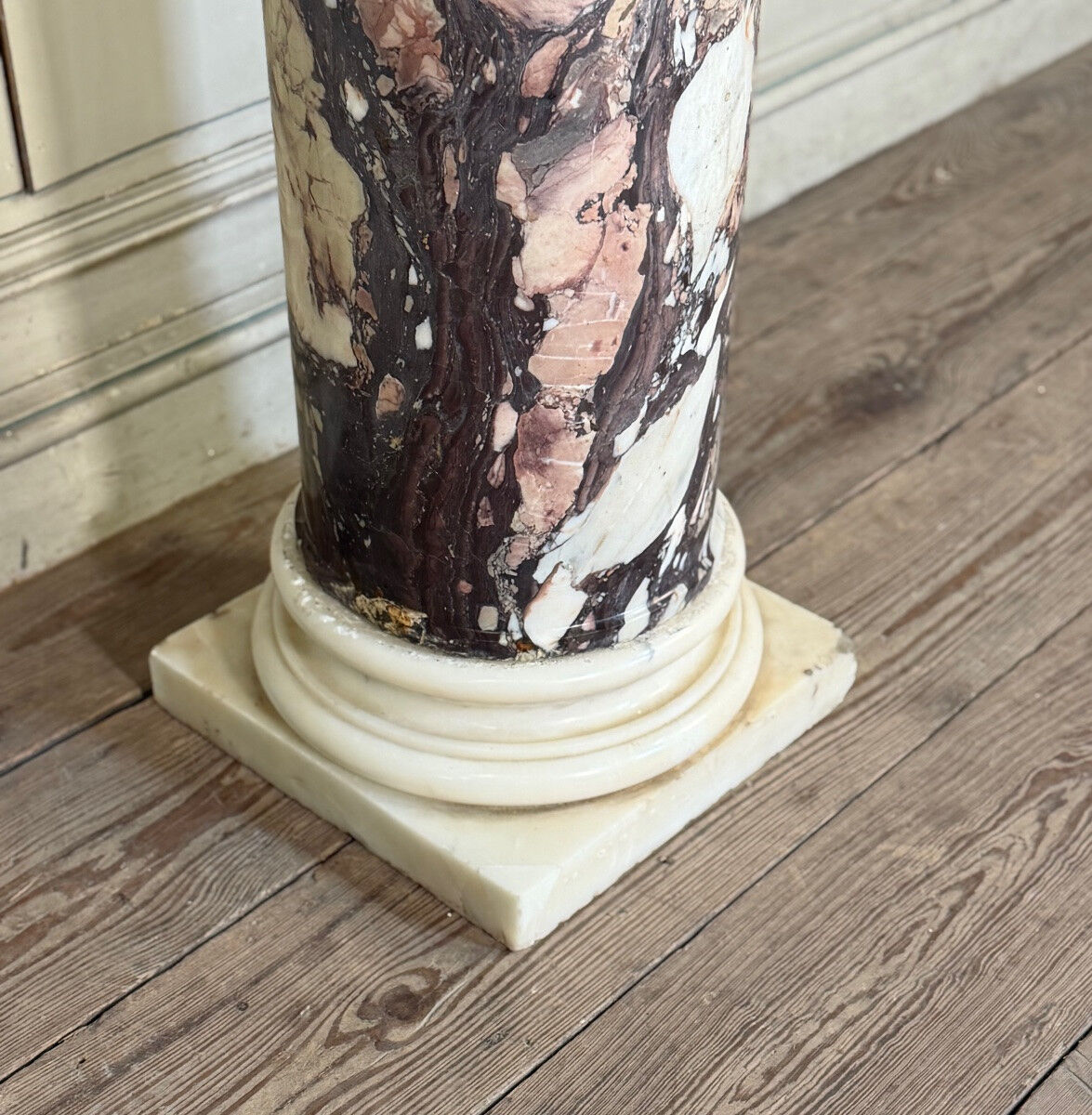 Column in purple and white breccia marble from Carrara, 19th century