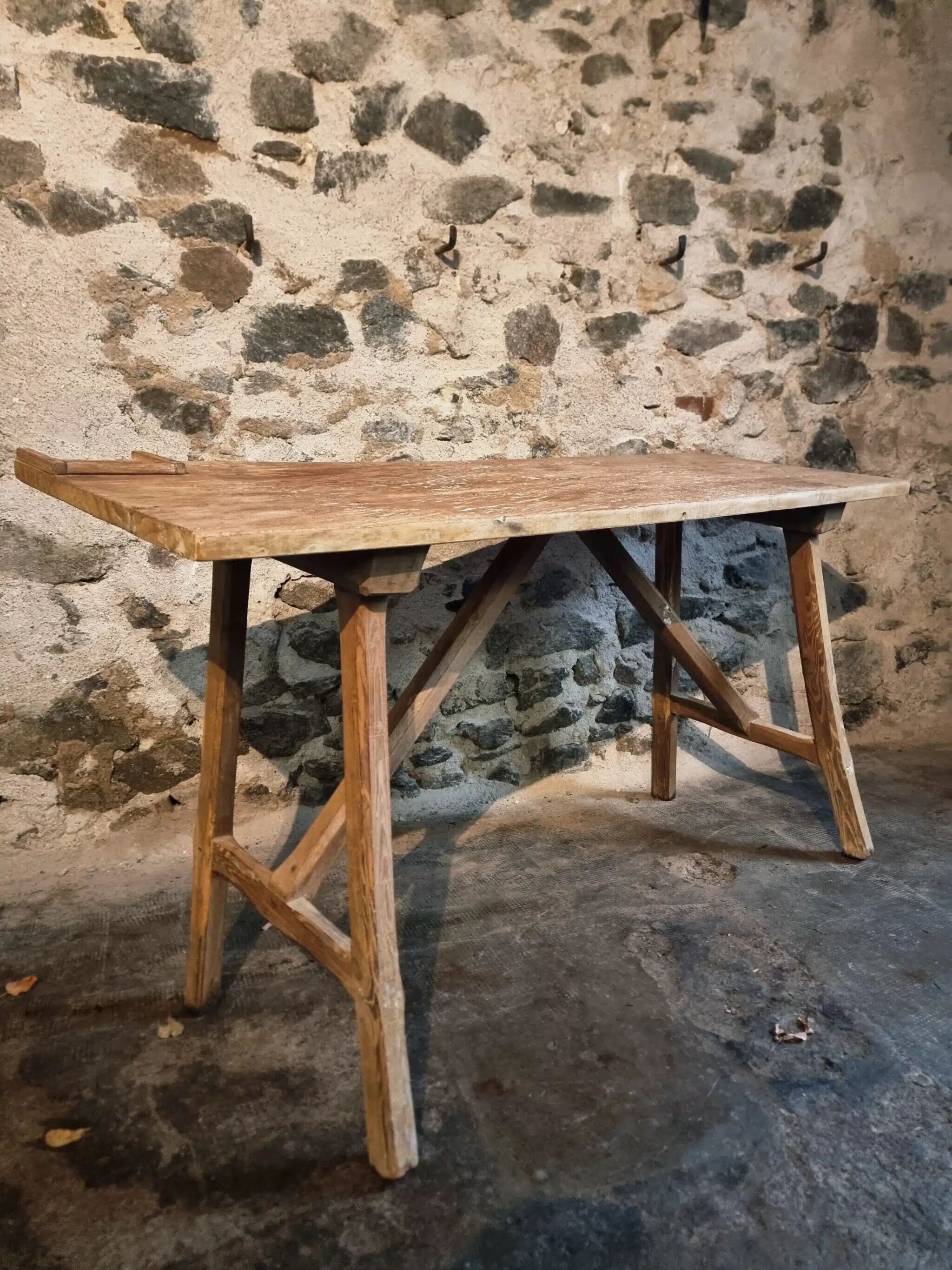 Table de toilette ou bureau d'écriture français ancien en châtaignier et peuplier, vers 1900