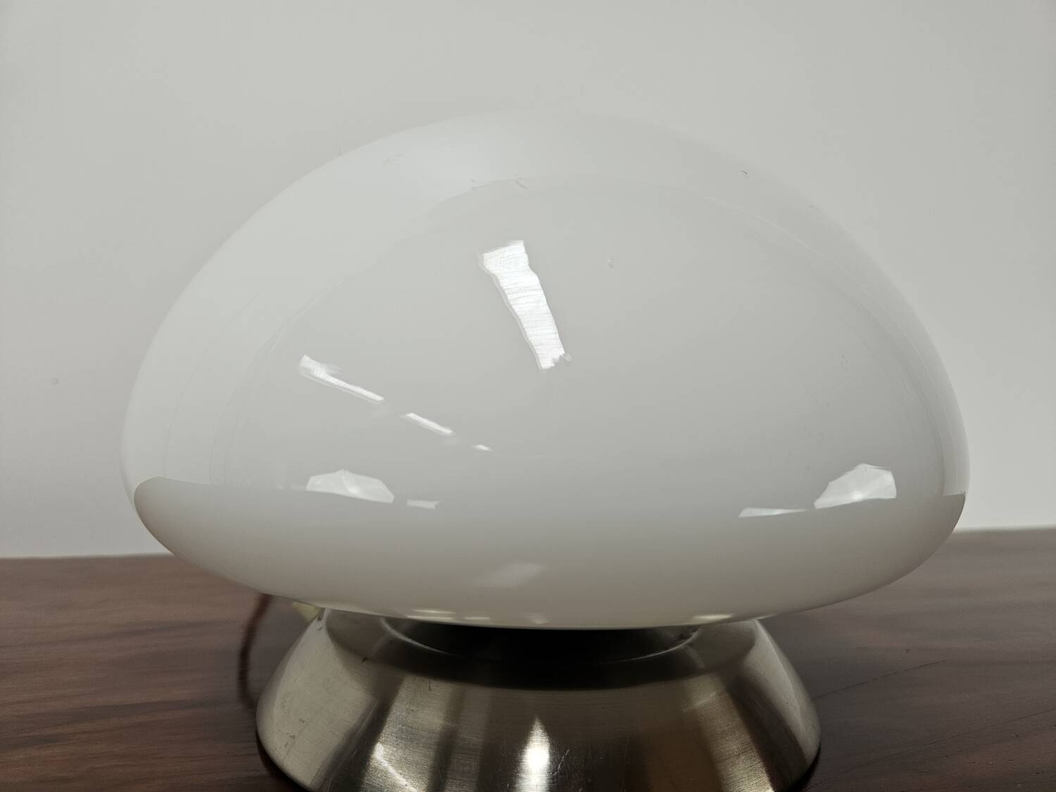Lampe de table en verre blanc des années 70 avec interrupteur tactile
