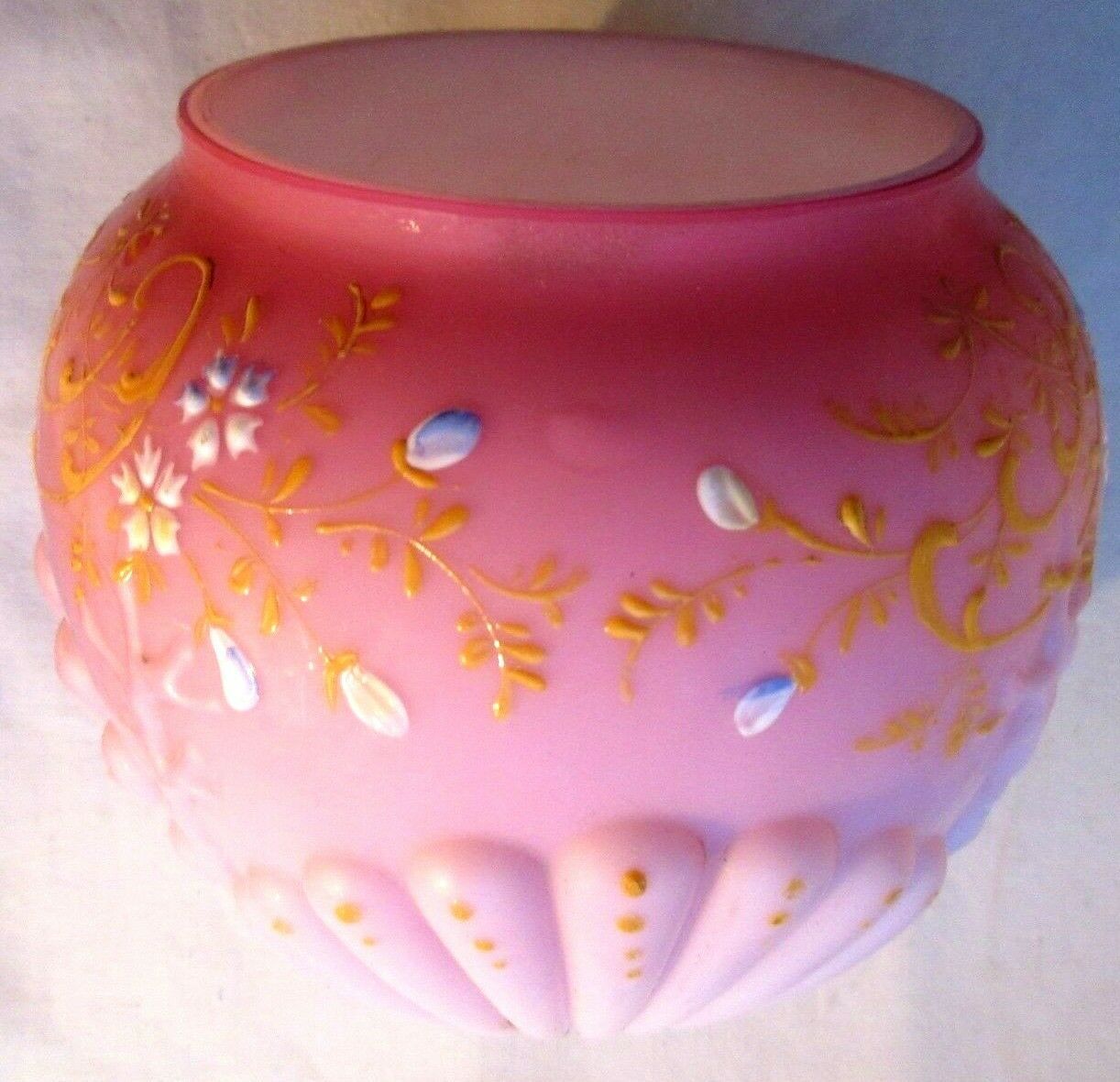 Art deco ball vase in pink opaline enamelled with flowers, 4 shells in relief