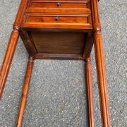 Table d'appoint chevet Style Louis XVI en merisier massif à cannelures 1960