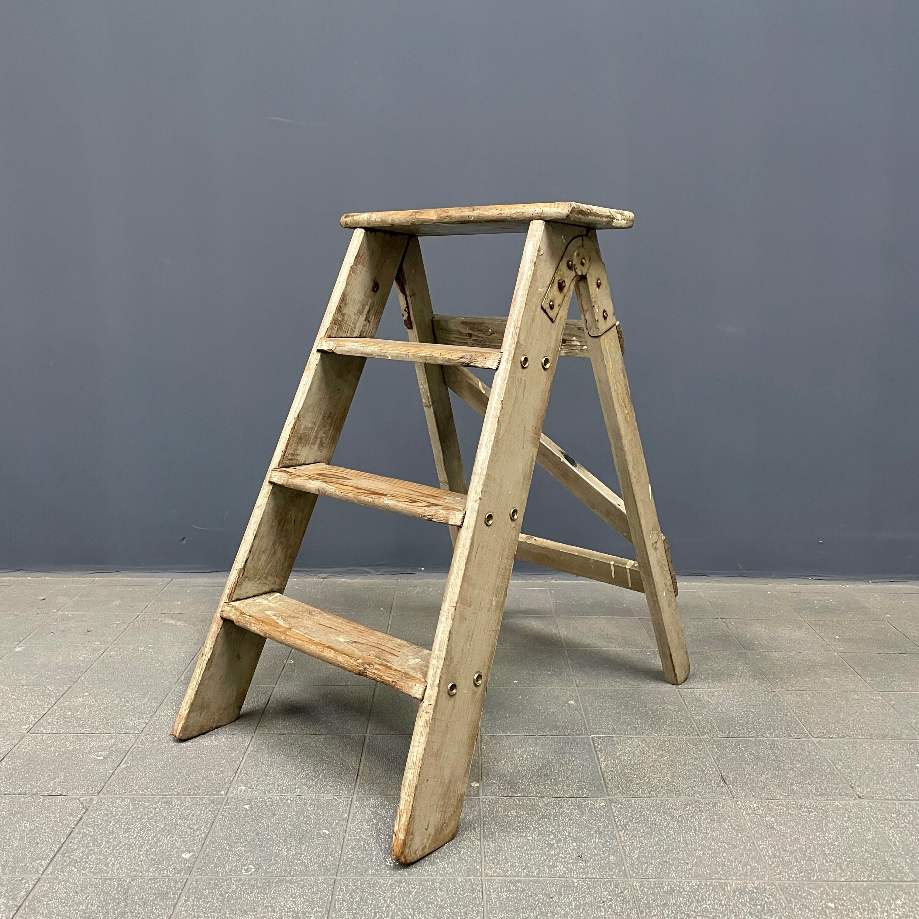 Escaliers ou marches en brocante gris clair