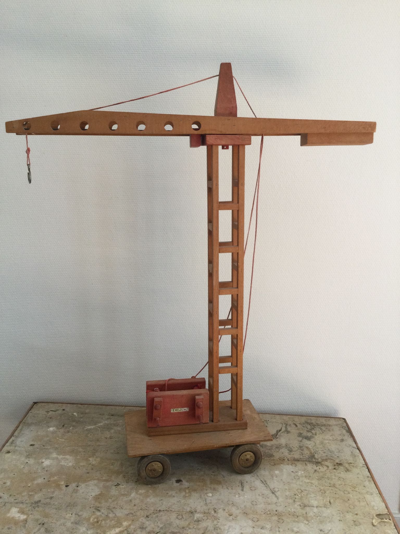 Ancienne grue en bois Dejou
