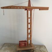Ancienne grue en bois Dejou