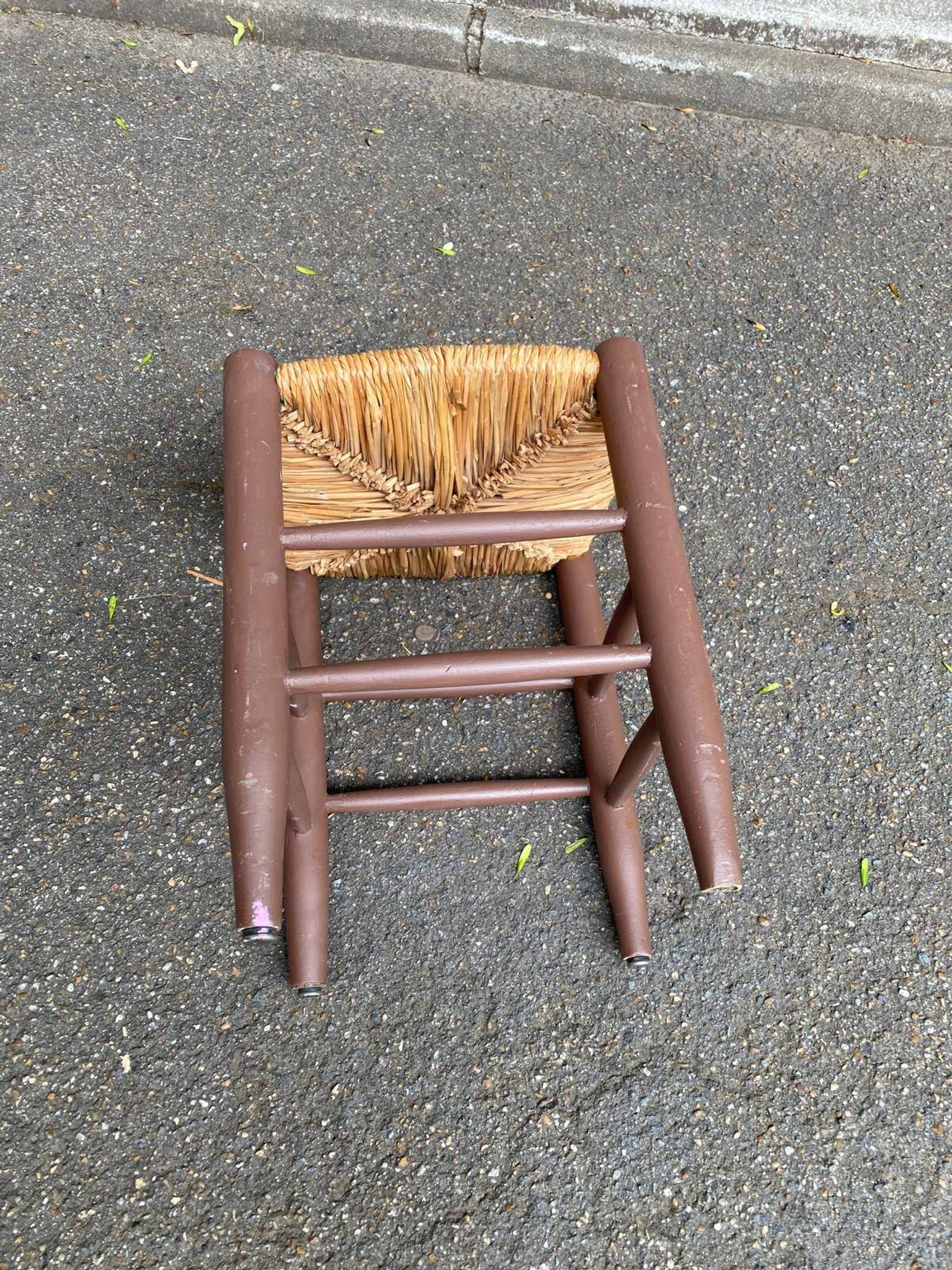 Tabouret de ferme traditionnel en bois massif paillé