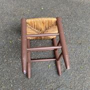 Tabouret de ferme traditionnel en bois massif paillé