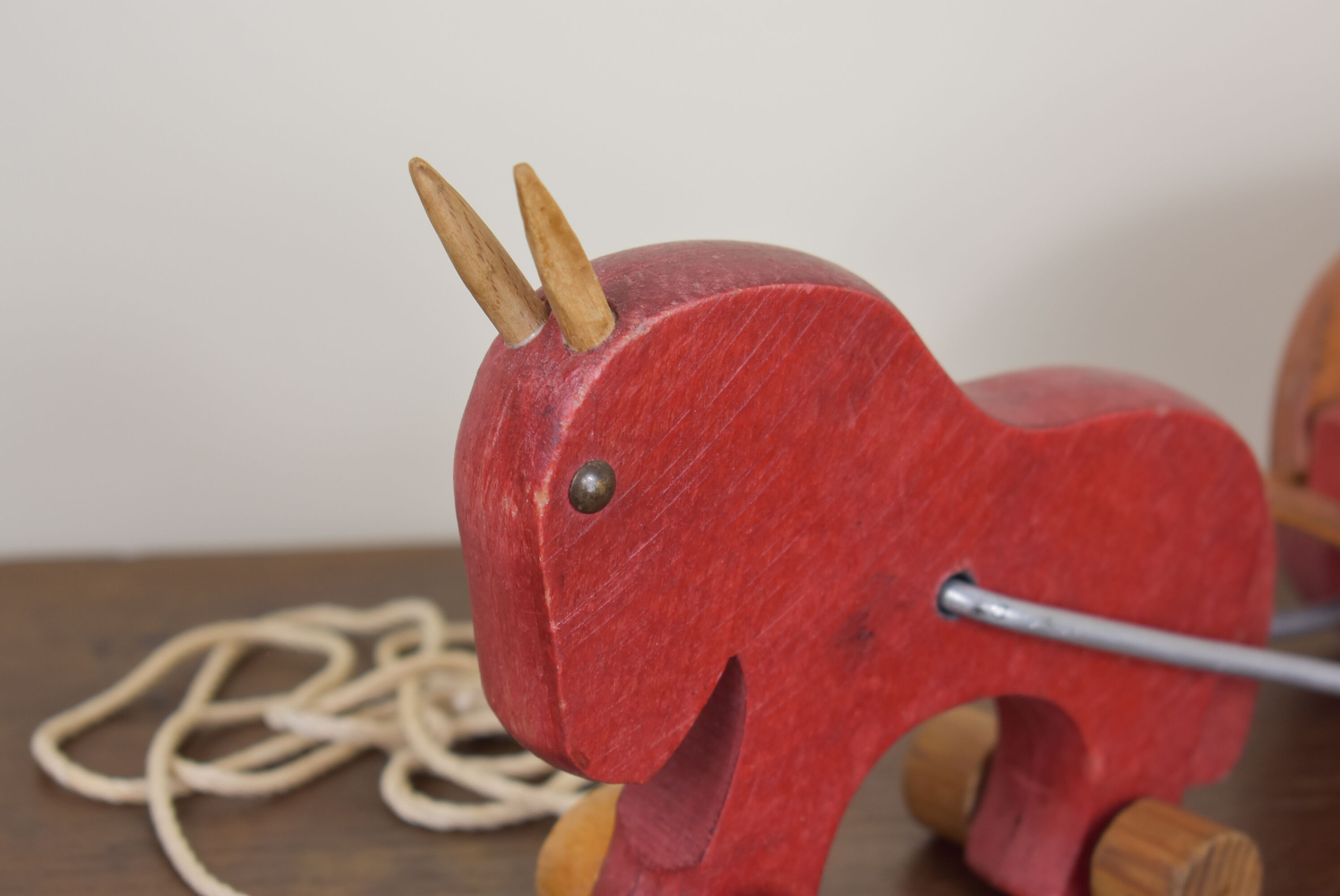 Dejou wood toy, horse and trailer