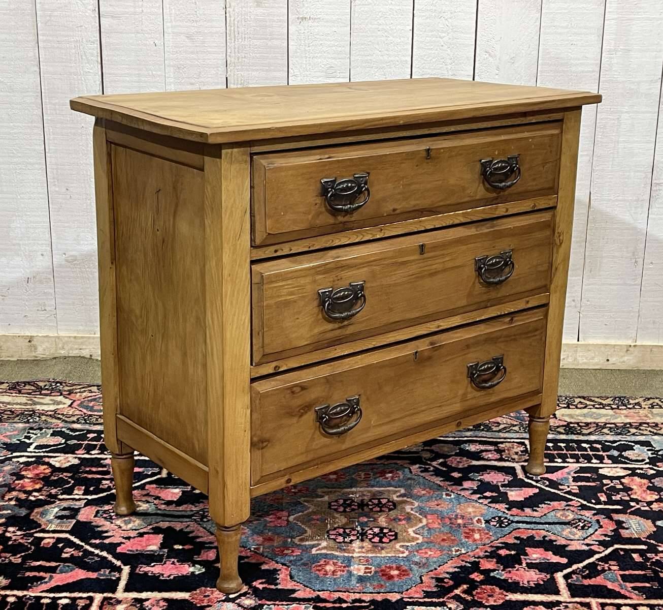 Commode anglaise en noyer du début XXème