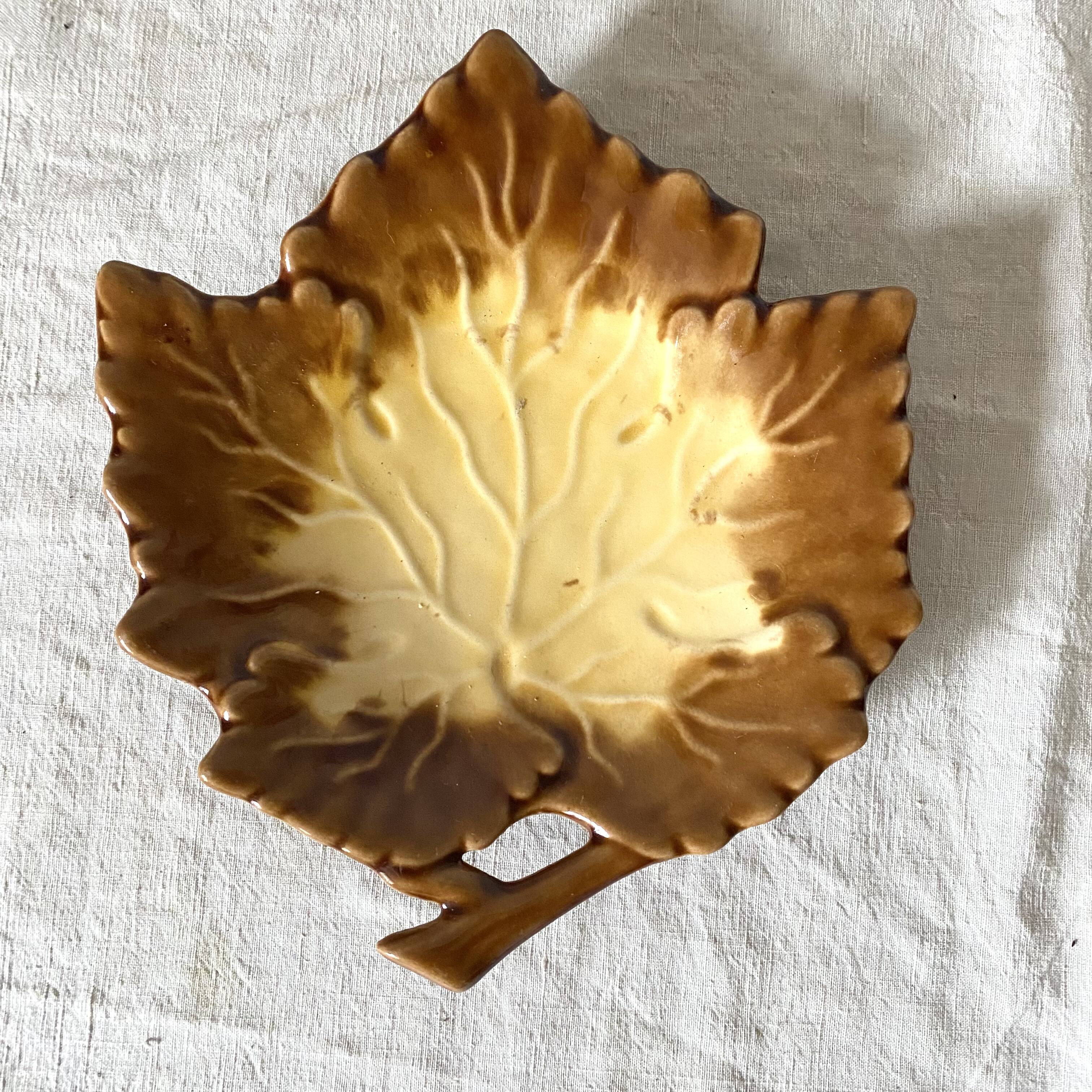Plat vide poche feuille en céramique