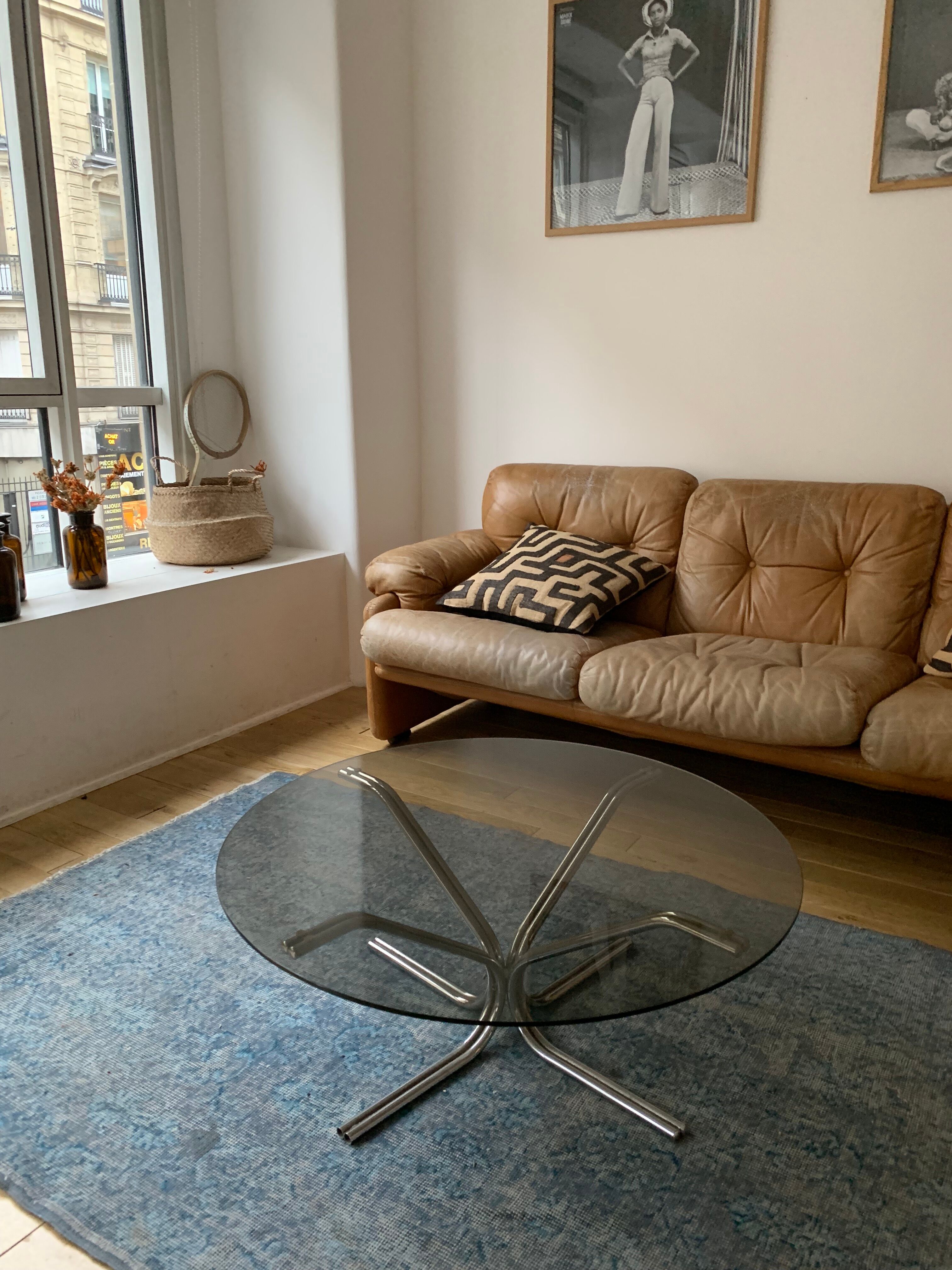 Low smoke round glass table