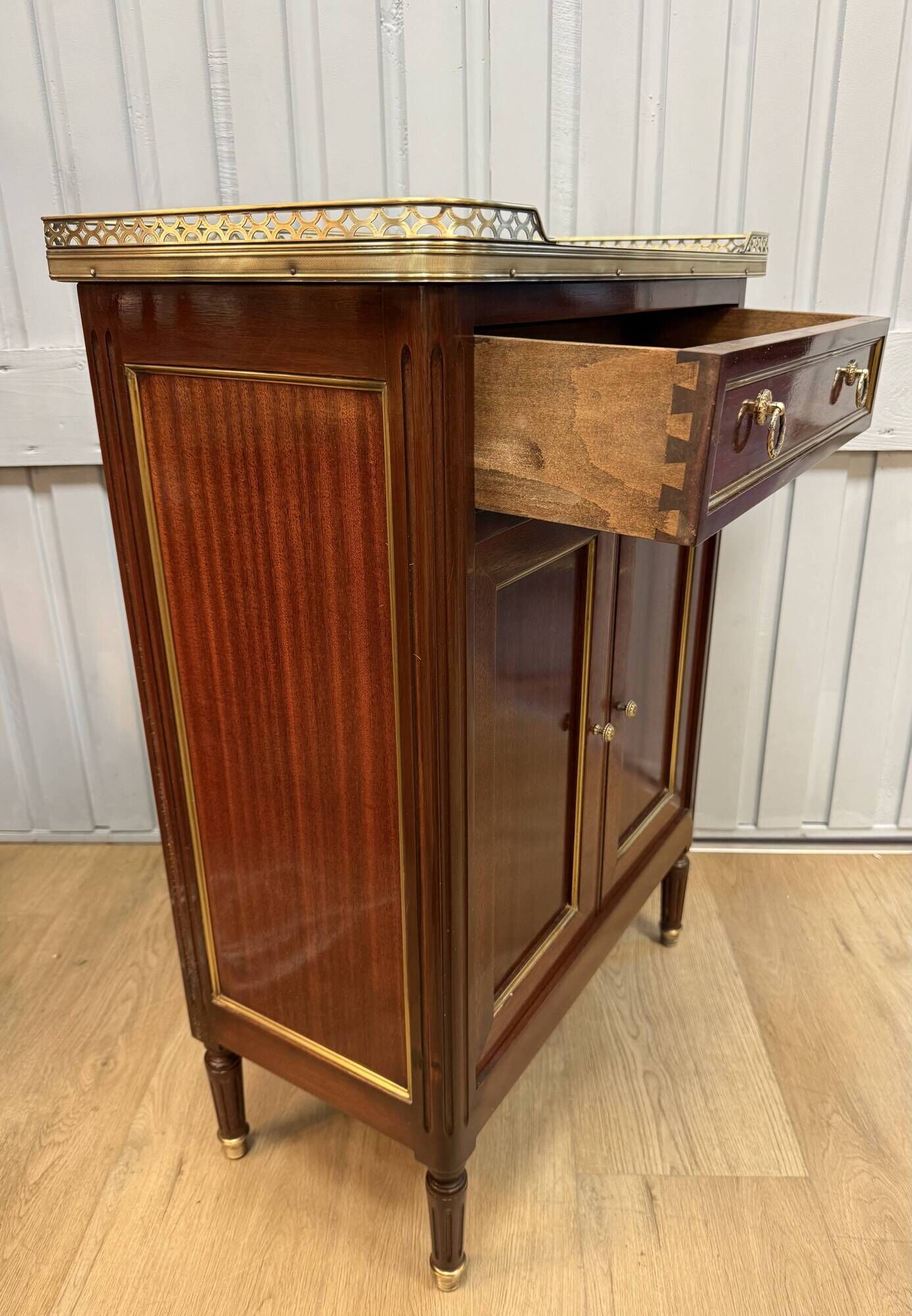 Small sideboard from the mid-century in mahogany -